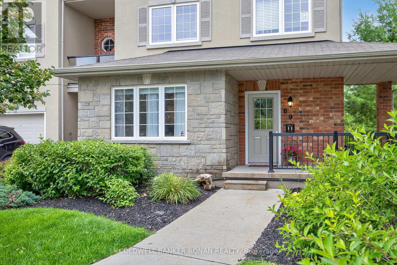 Photo 2 of 8 49 Ferndale Drive S, Barrie ON