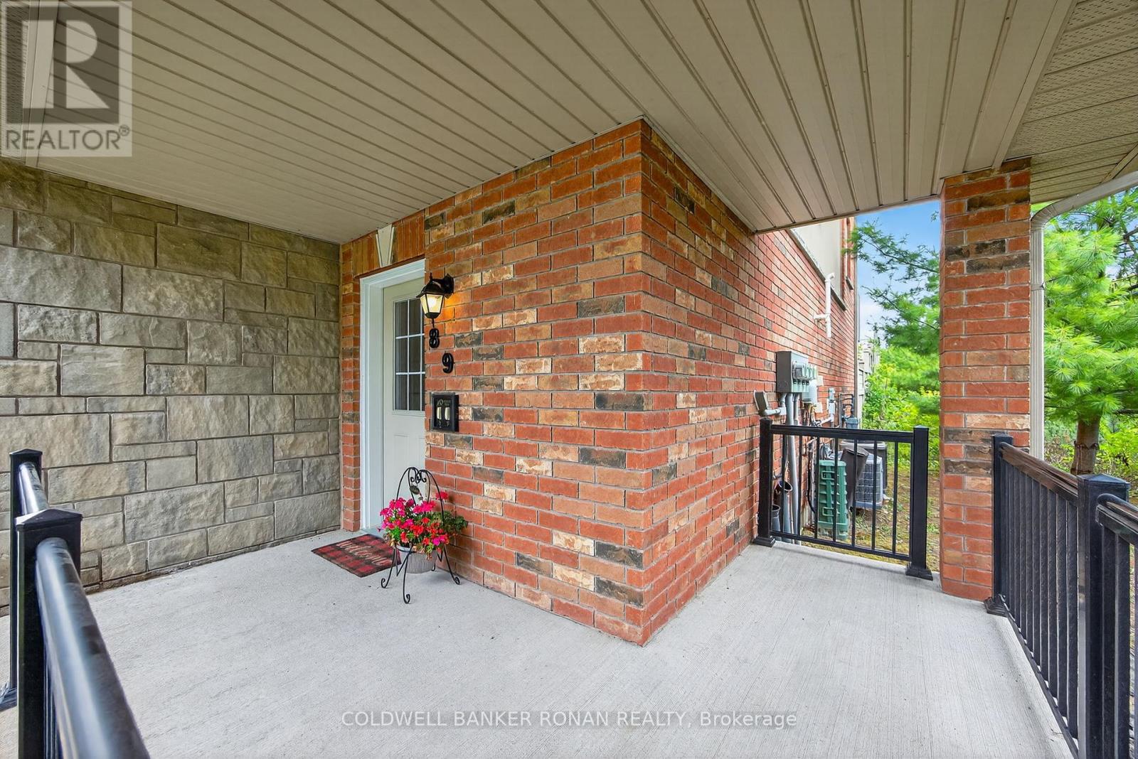 Photo 4 of 8 49 Ferndale Drive S, Barrie ON