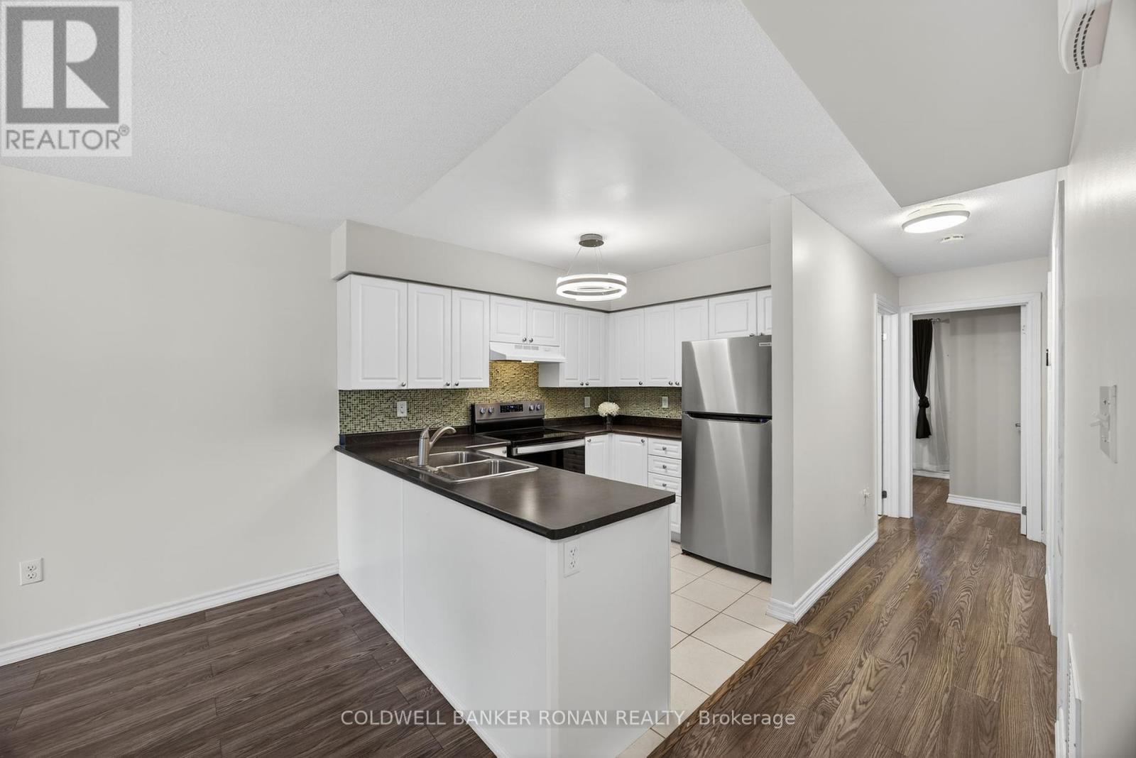 Photo 7 of 8 49 Ferndale Drive S, Barrie ON
