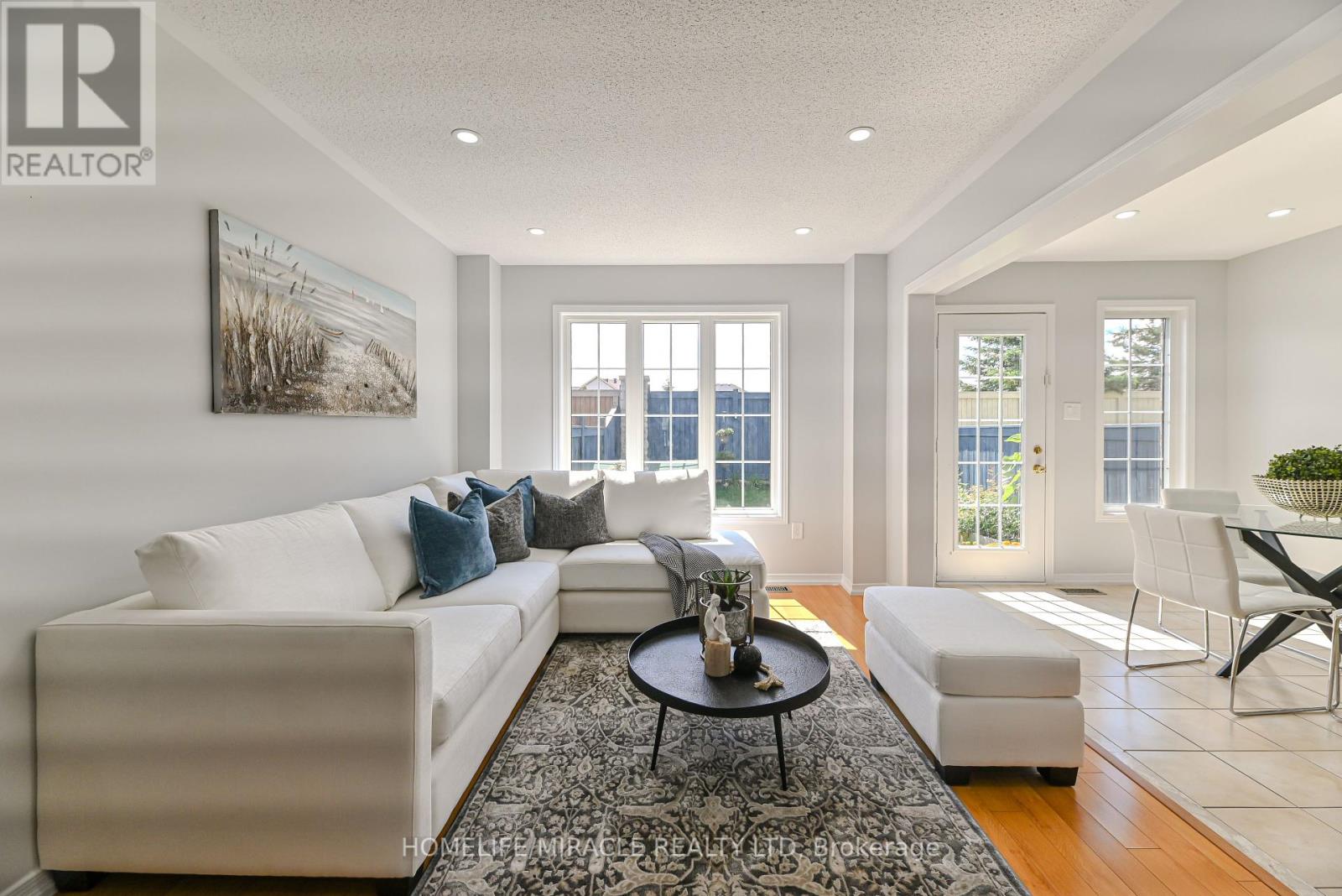Photo 10 of 102 Delport Close, Brampton ON