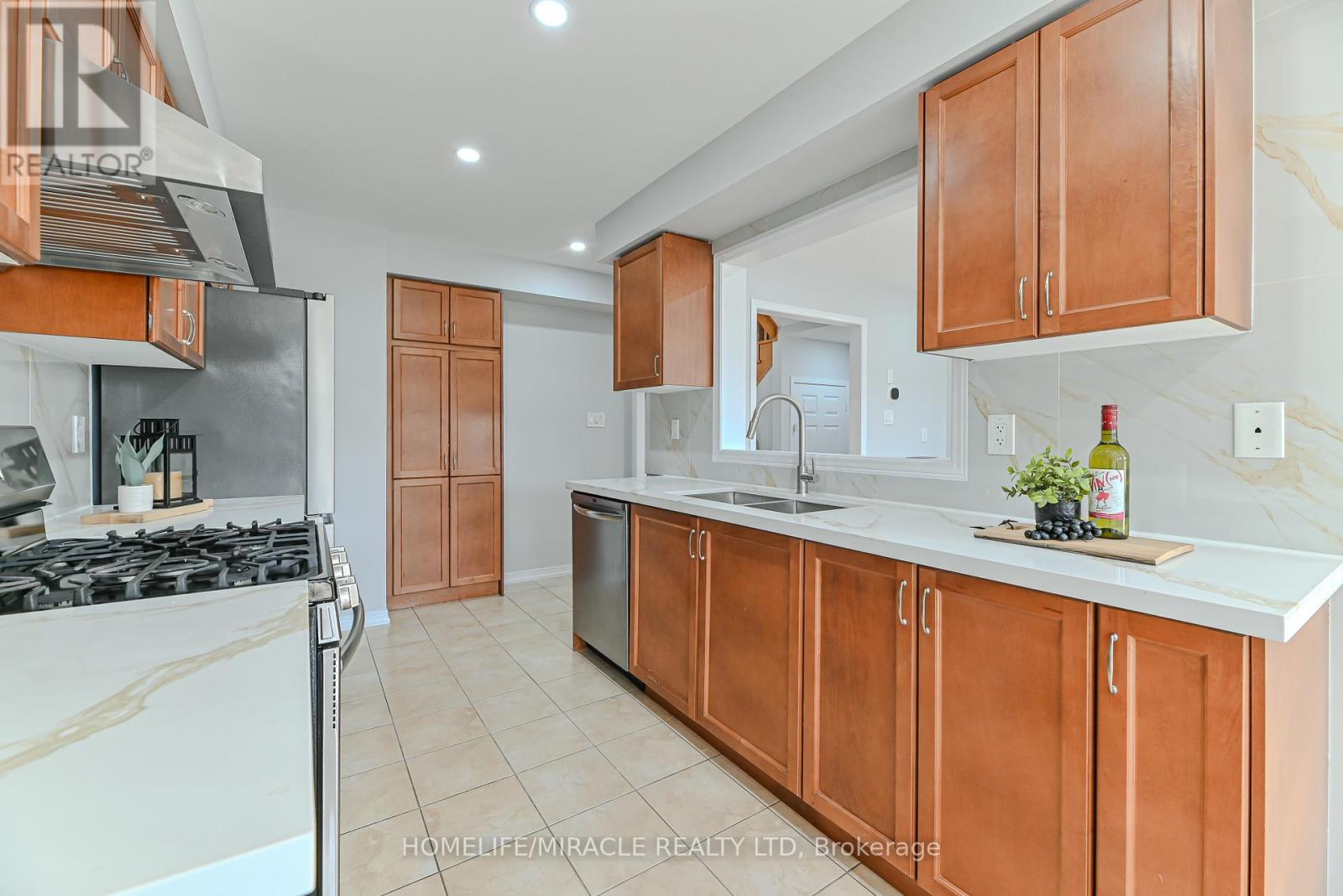 Photo 18 of 102 Delport Close, Brampton ON