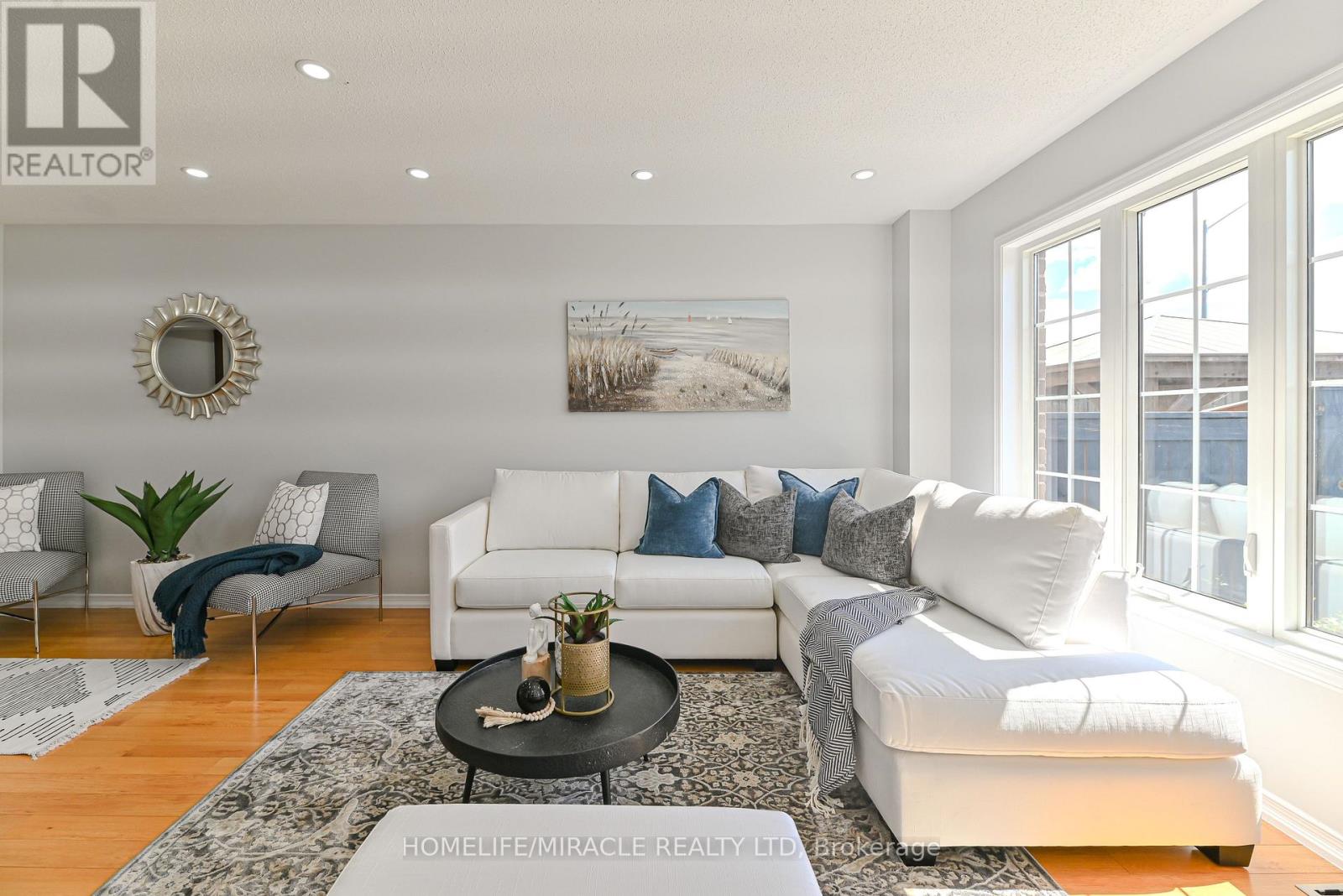 Photo 12 of 102 Delport Close, Brampton ON