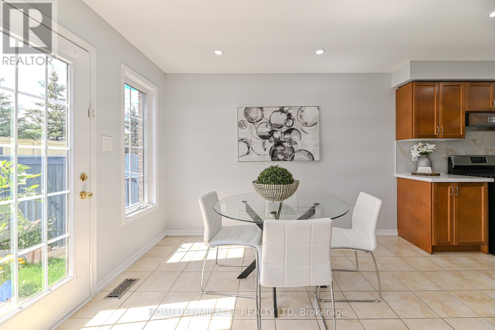 Photo 14 of 102 Delport Close, Brampton ON