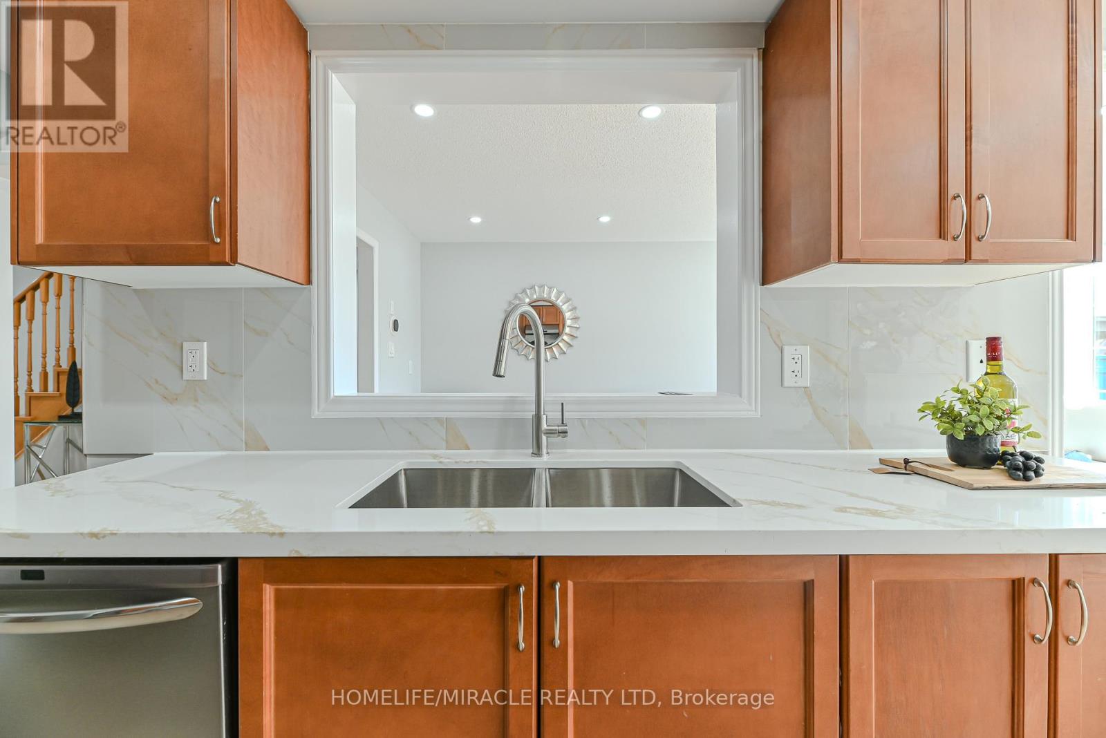 Photo 21 of 102 Delport Close, Brampton ON