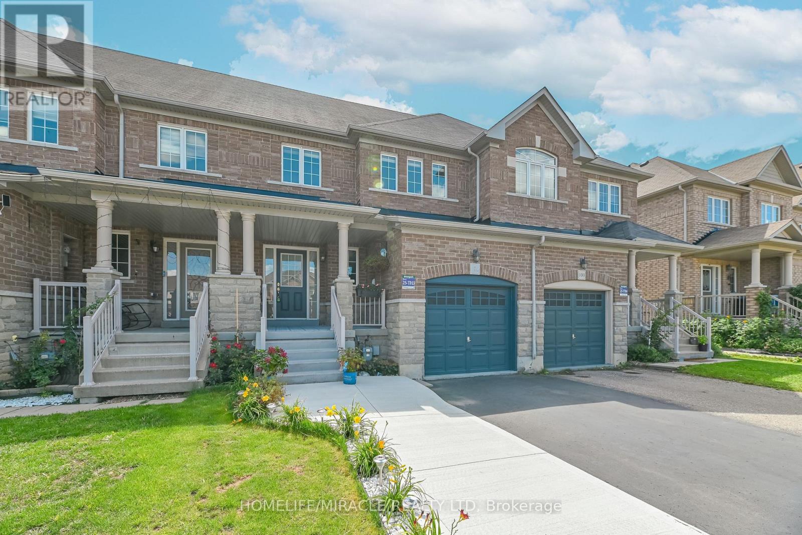 Photo 2 of 102 Delport Close, Brampton ON