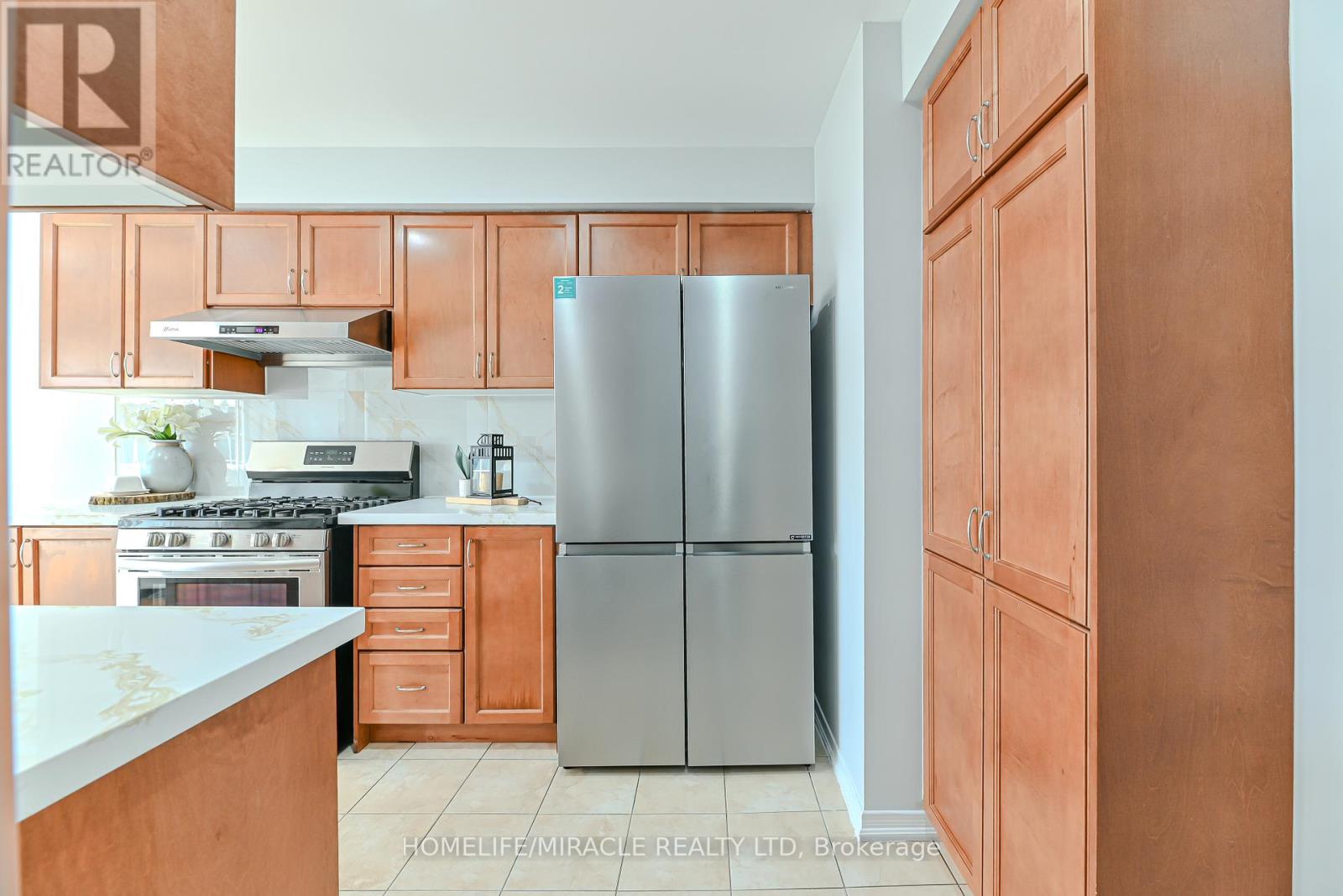 Photo 23 of 102 Delport Close, Brampton ON