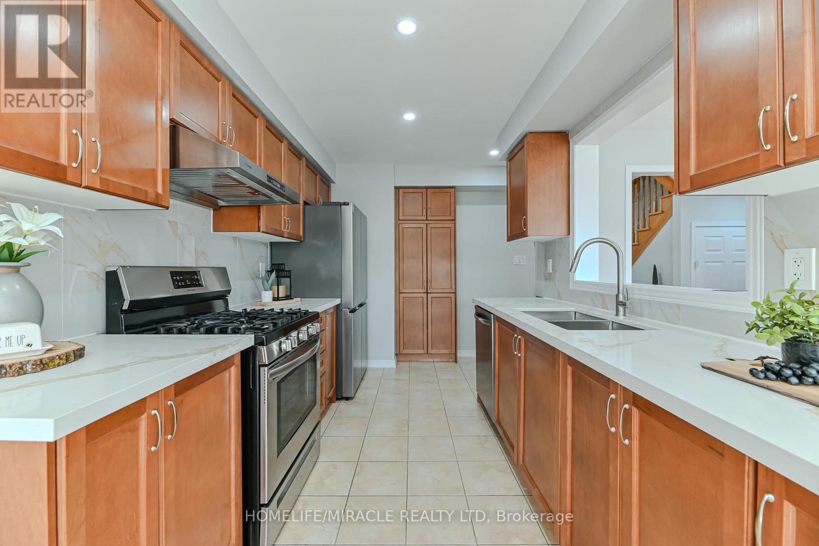 Photo 17 of 102 Delport Close, Brampton ON