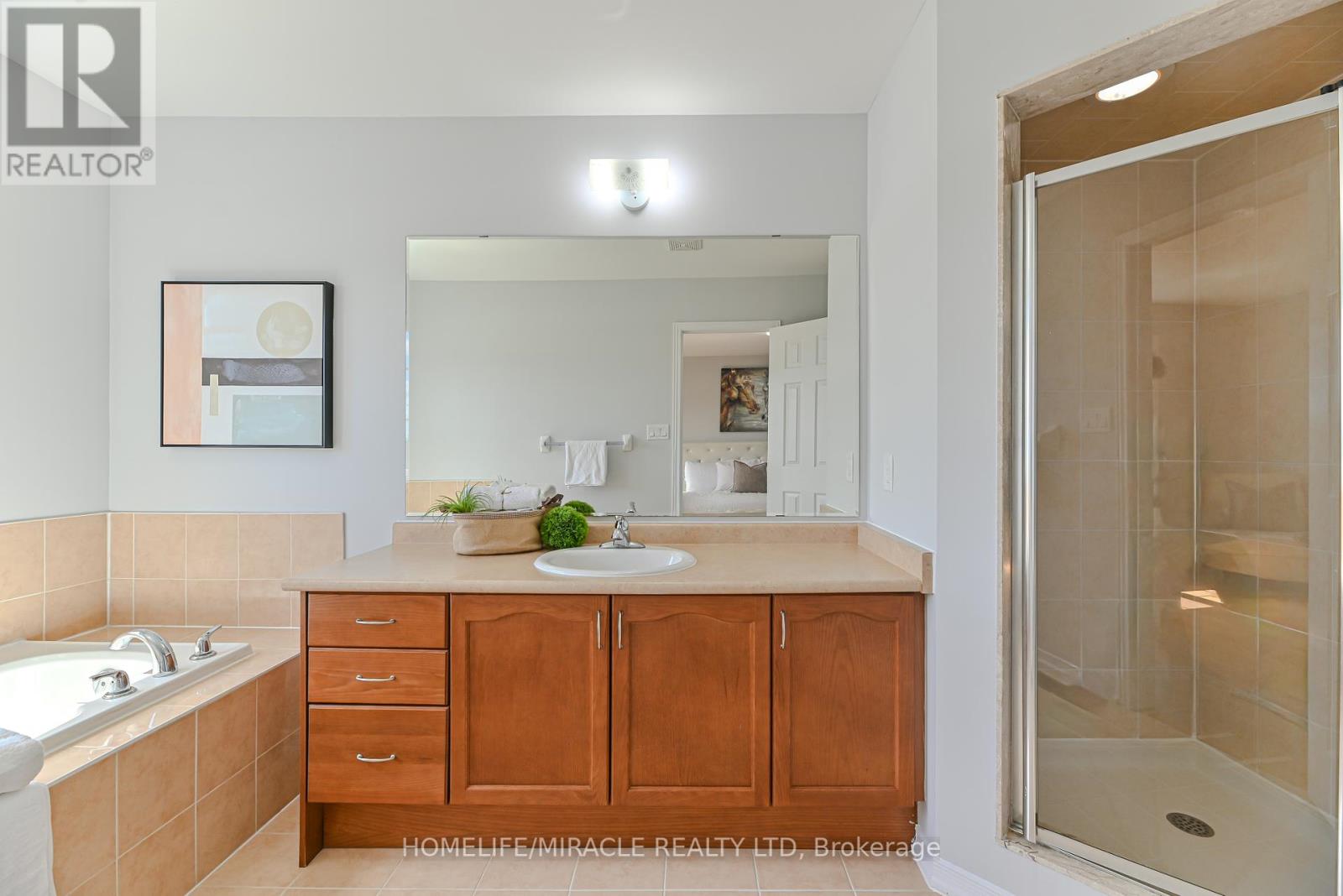 Photo 27 of 102 Delport Close, Brampton ON