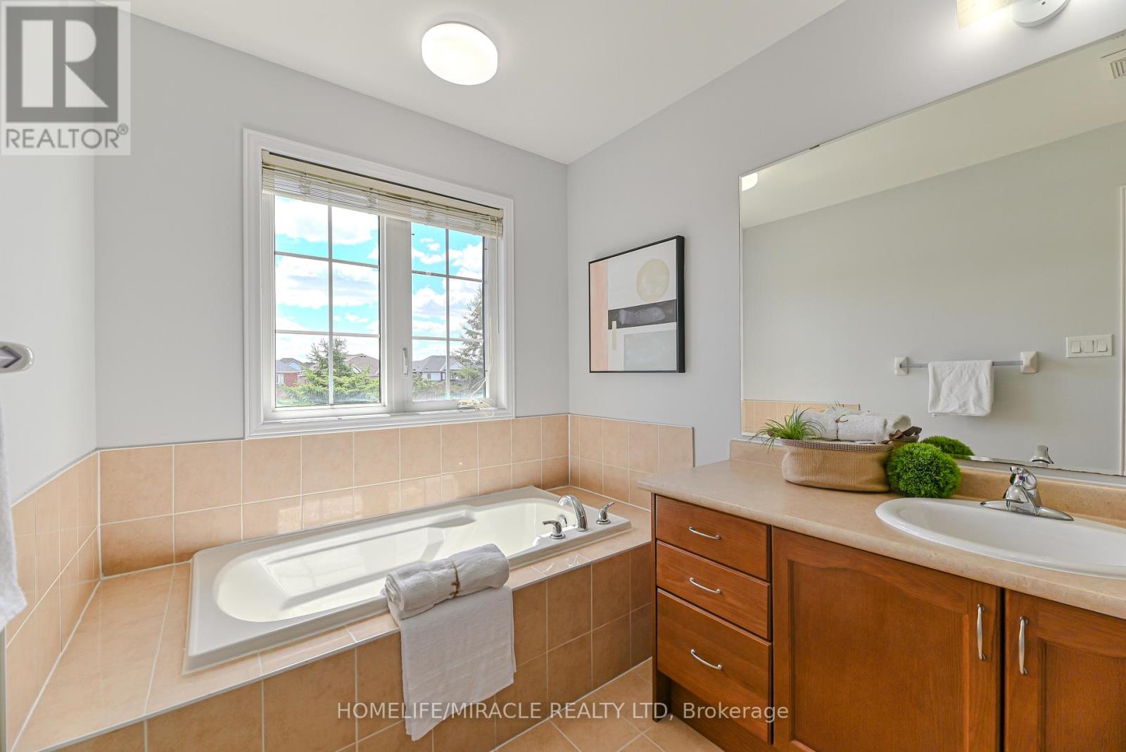 Photo 28 of 102 Delport Close, Brampton ON