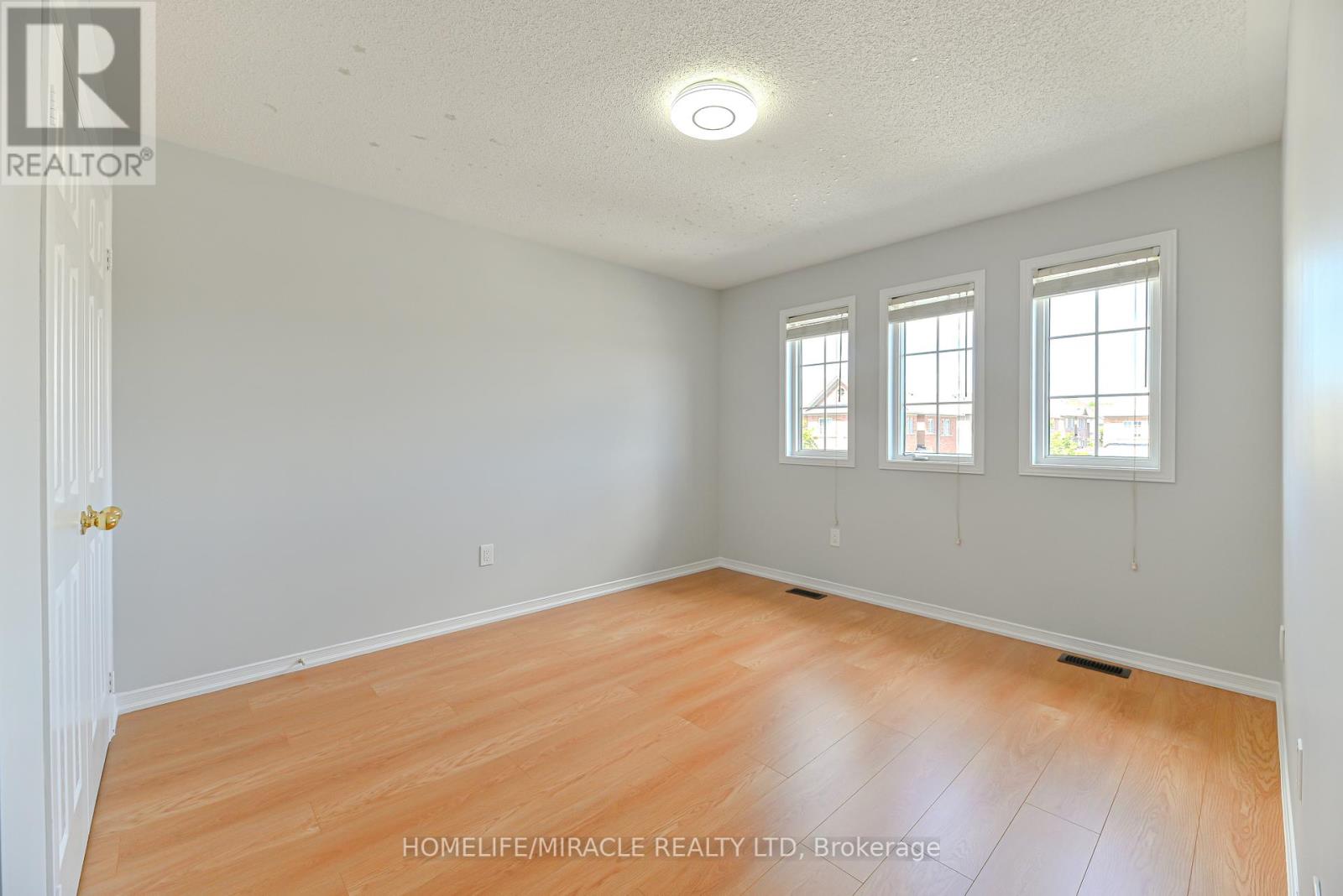 Photo 31 of 102 Delport Close, Brampton ON