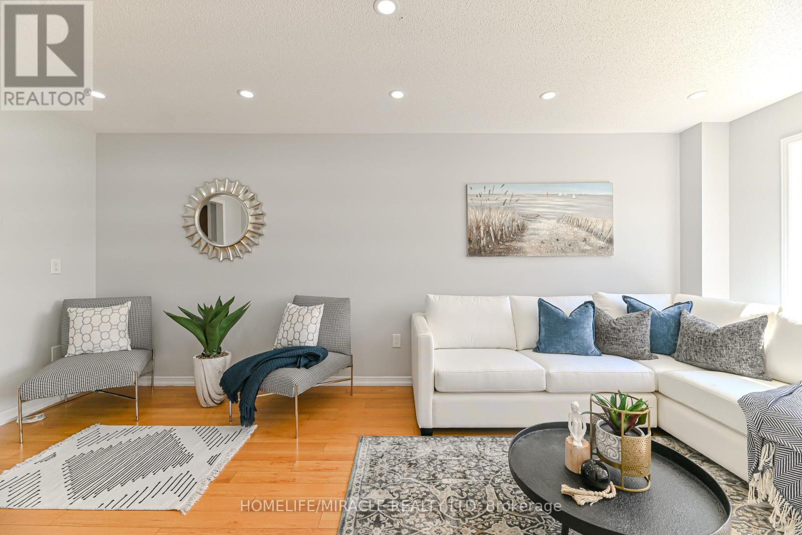 Photo 11 of 102 Delport Close, Brampton ON