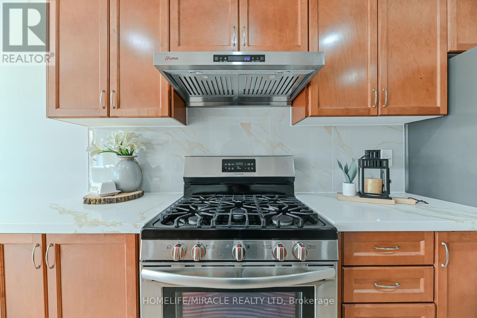 Photo 20 of 102 Delport Close, Brampton ON