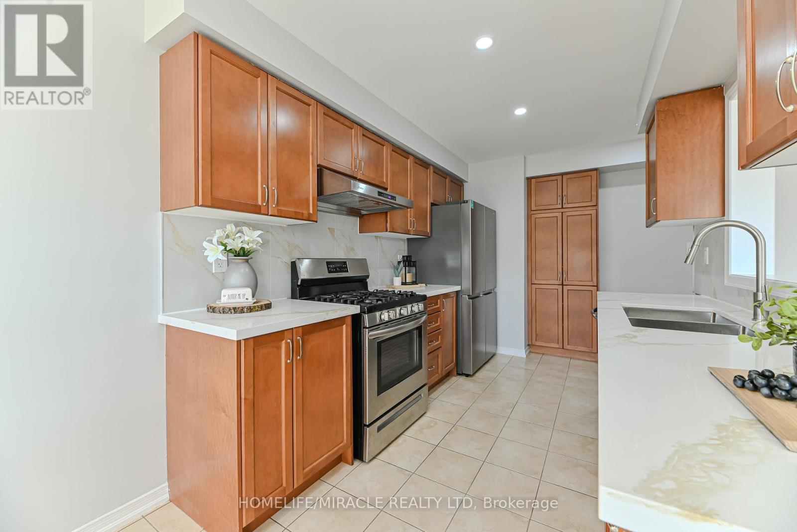 Photo 19 of 102 Delport Close, Brampton ON