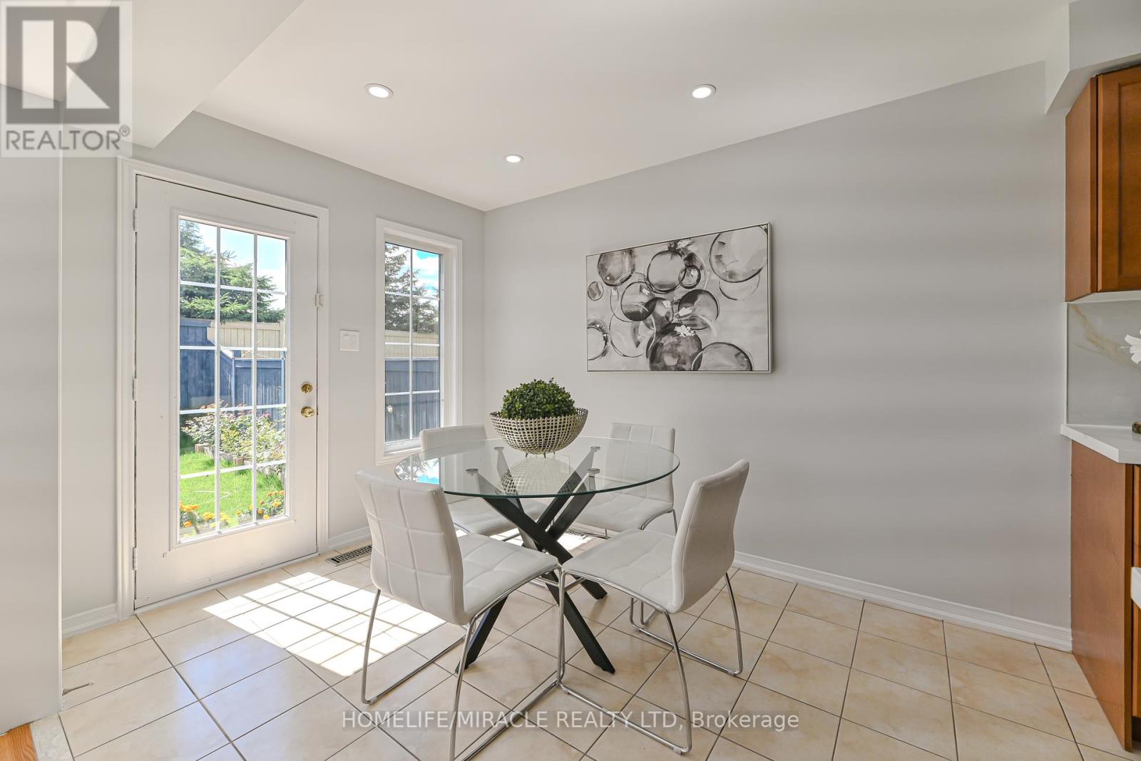 Photo 15 of 102 Delport Close, Brampton ON