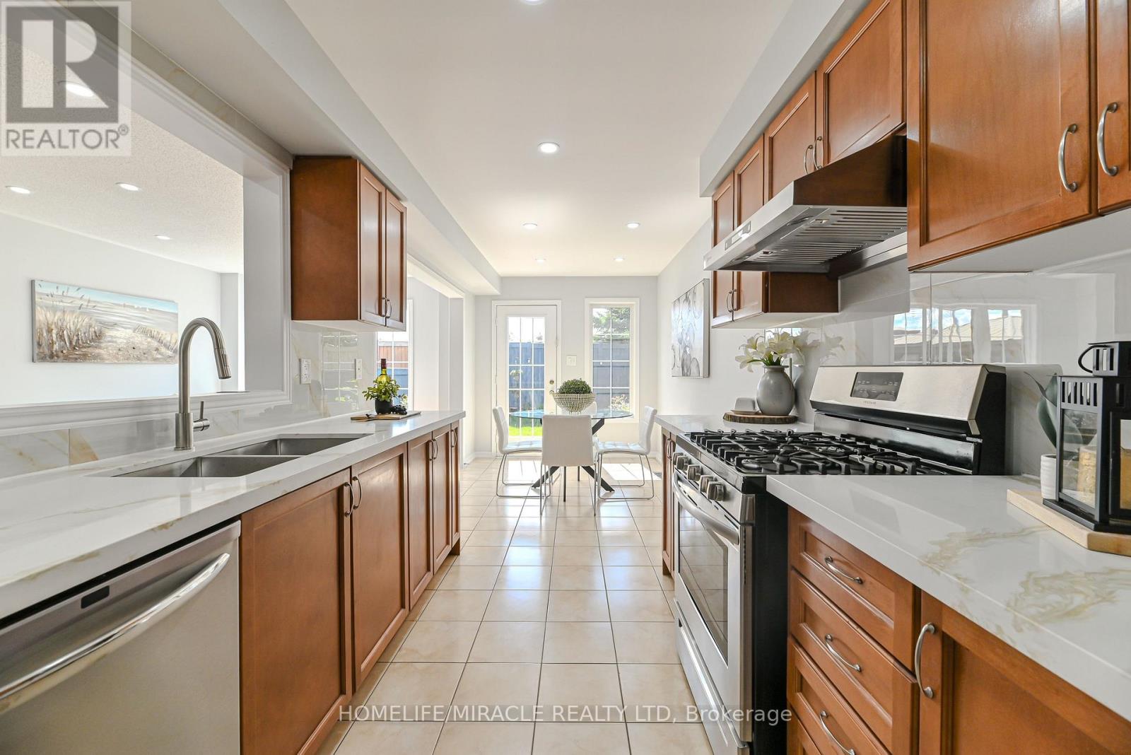 Photo 22 of 102 Delport Close, Brampton ON