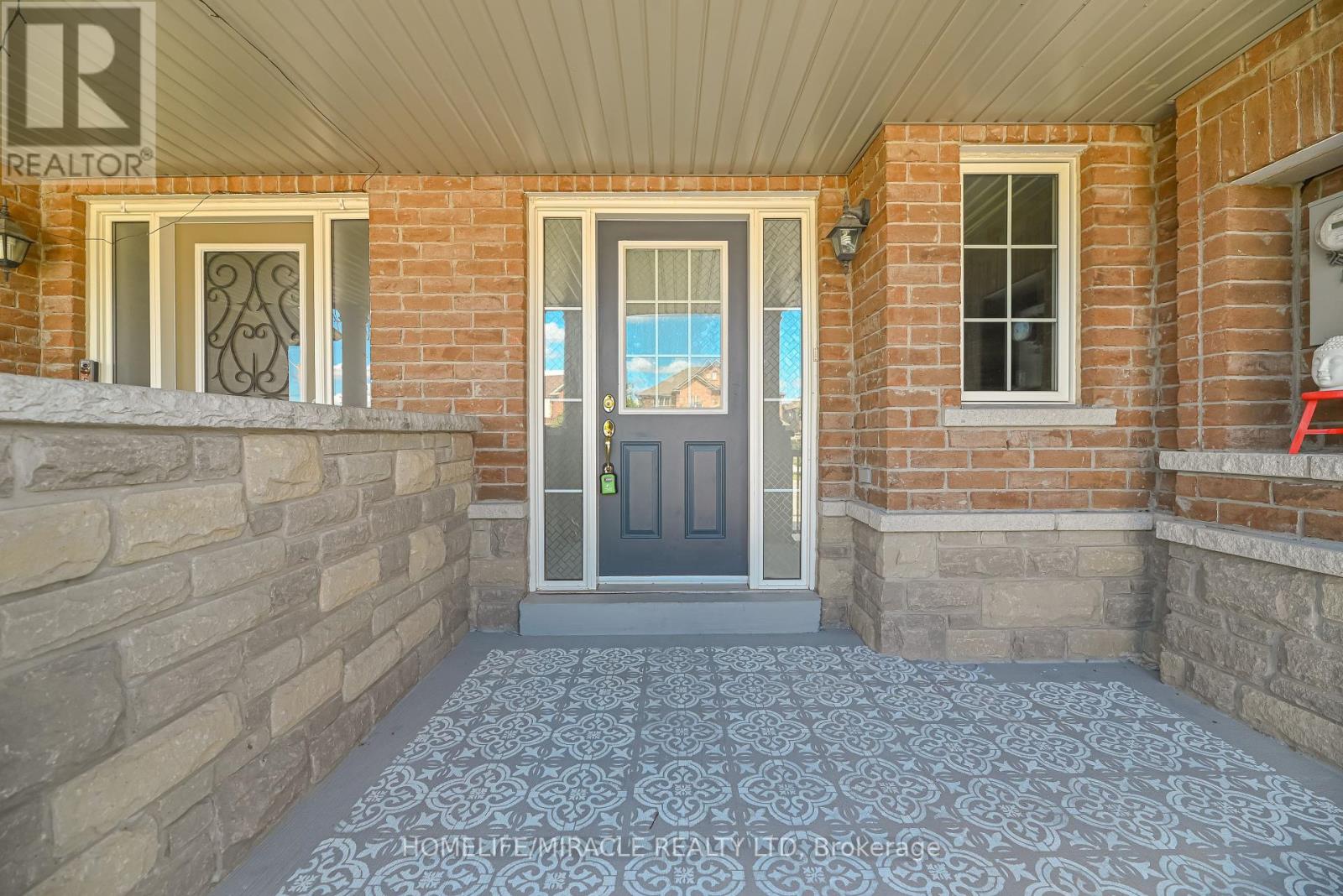 Photo 3 of 102 Delport Close, Brampton ON
