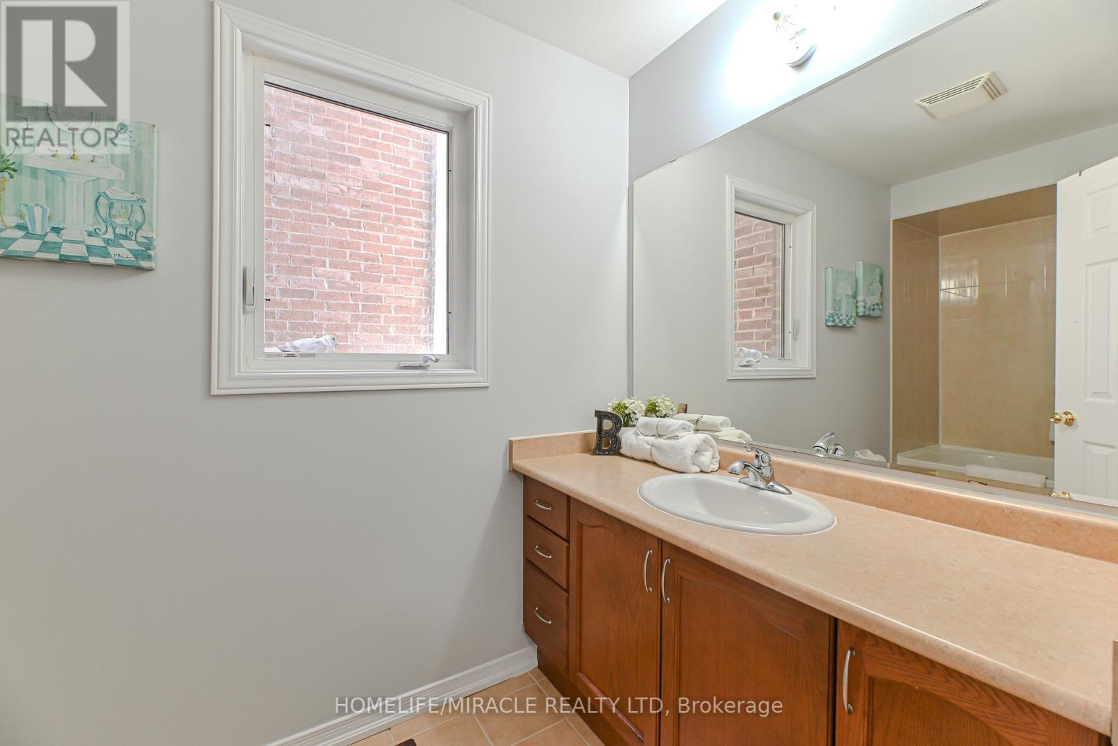 Photo 35 of 102 Delport Close, Brampton ON