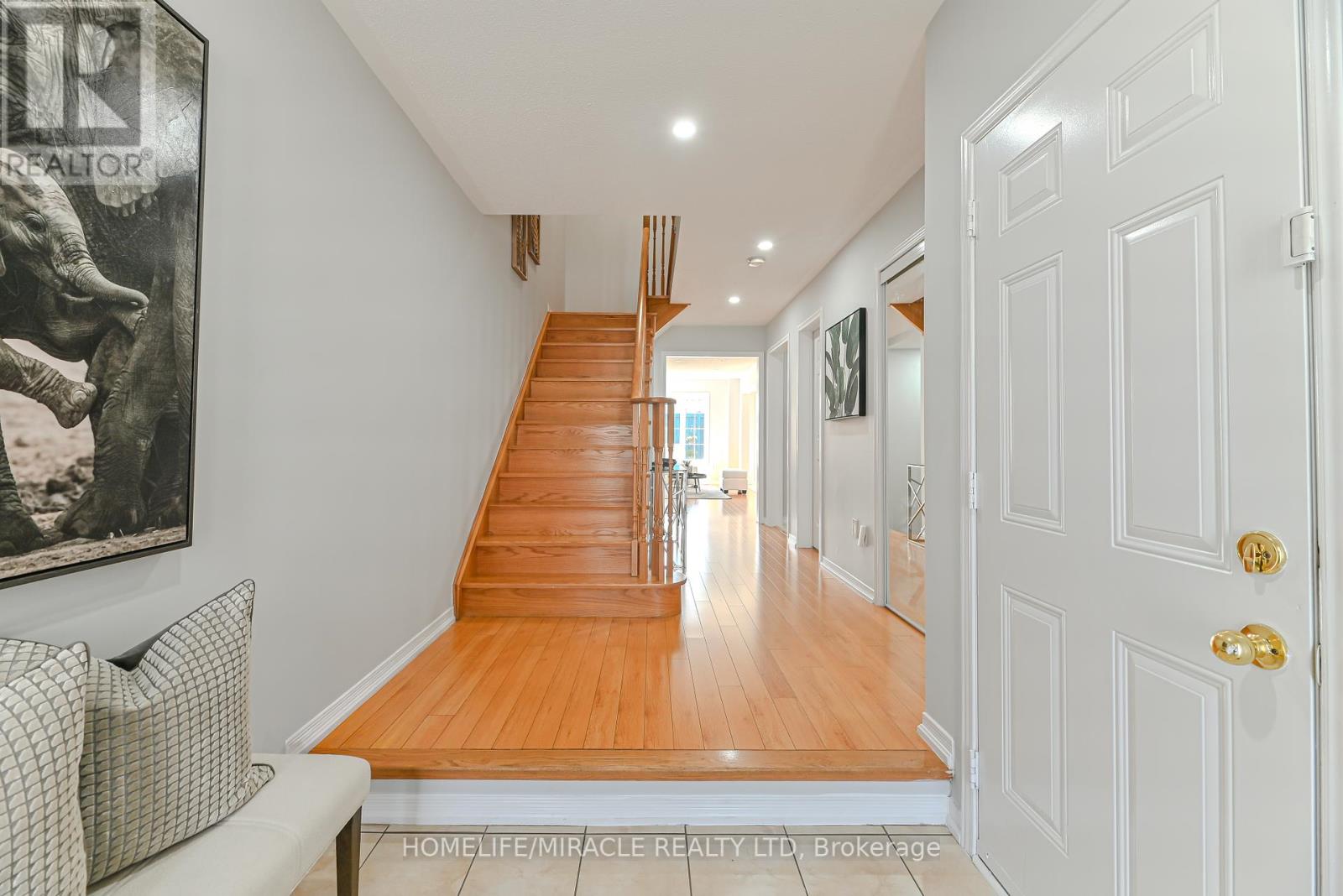 Photo 4 of 102 Delport Close, Brampton ON