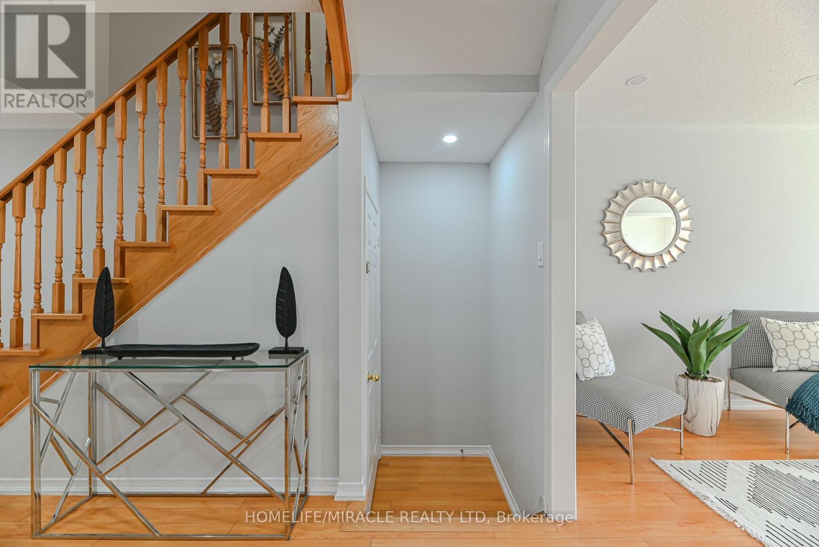 Photo 7 of 102 Delport Close, Brampton ON