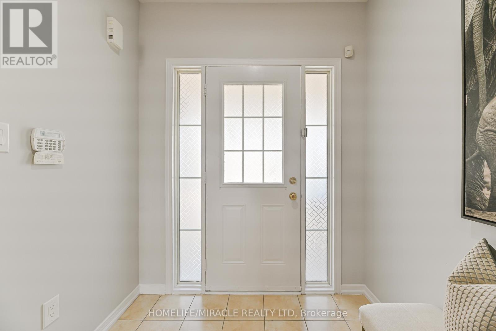 Photo 5 of 102 Delport Close, Brampton ON