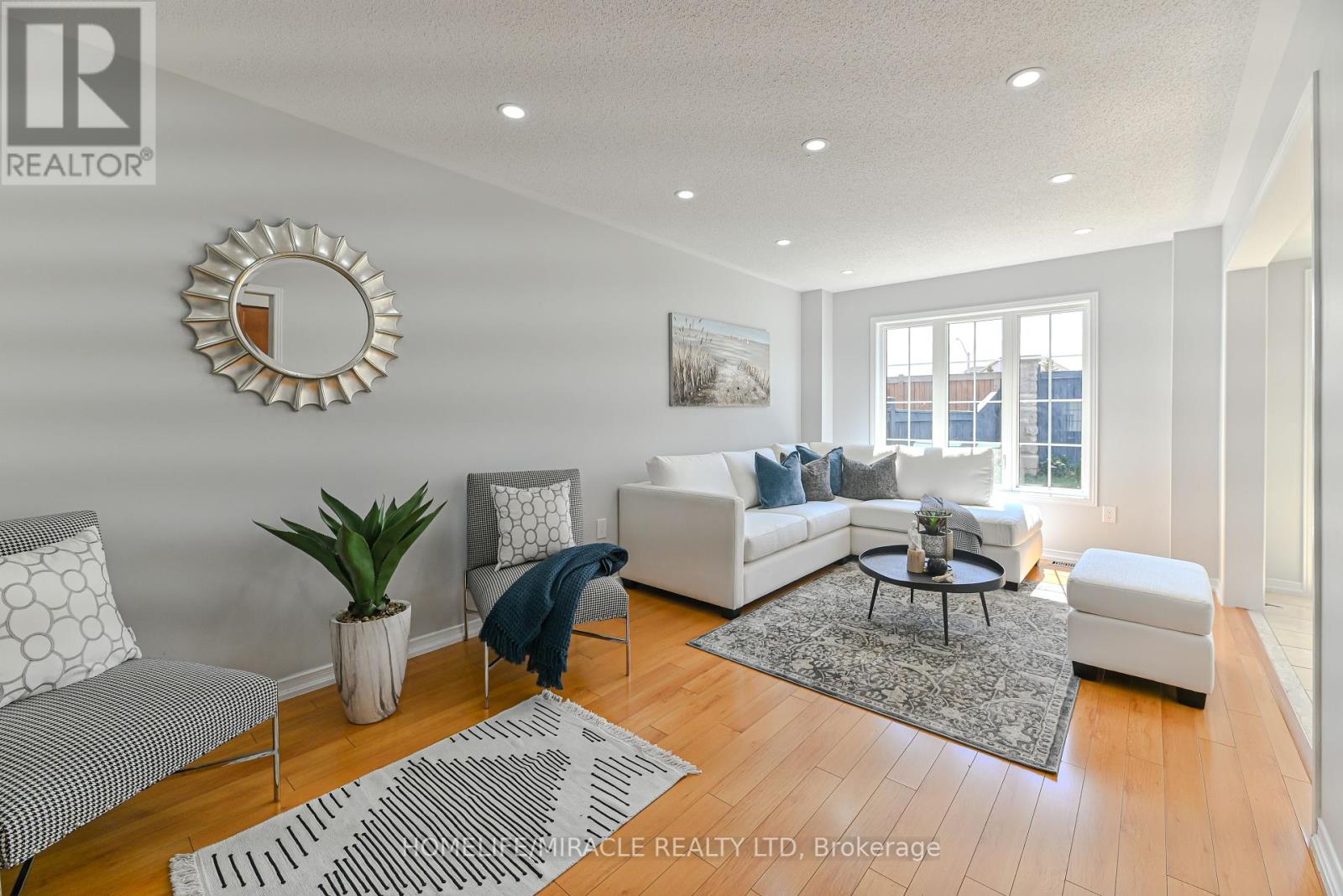 Photo 9 of 102 Delport Close, Brampton ON