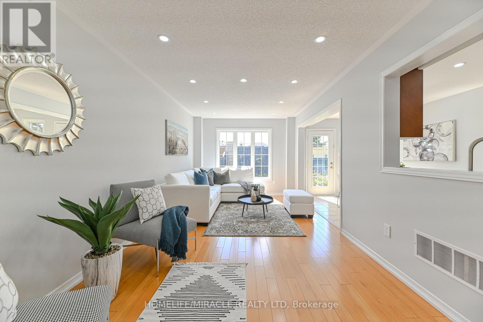 Photo 8 of 102 Delport Close, Brampton ON