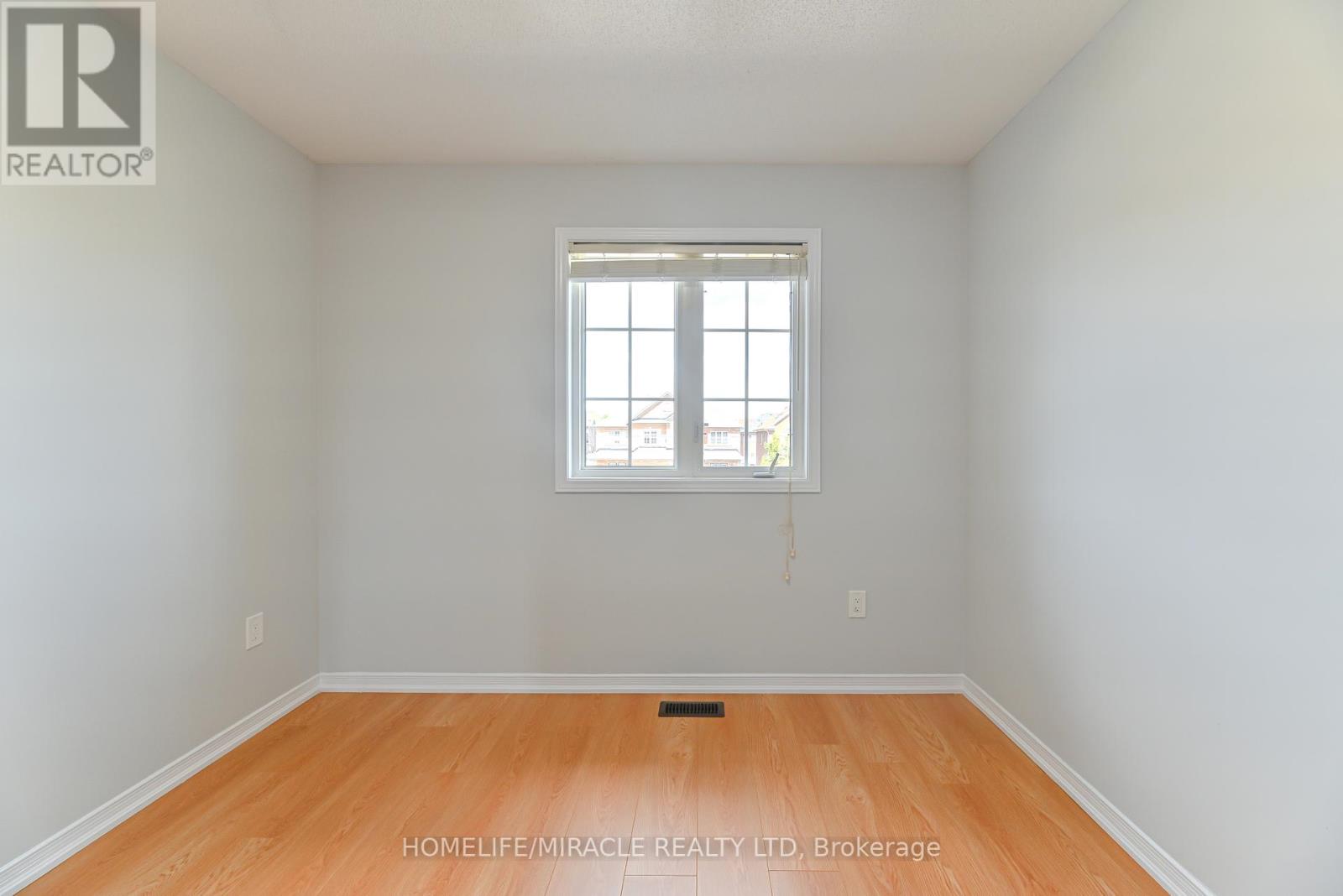 Photo 33 of 102 Delport Close, Brampton ON