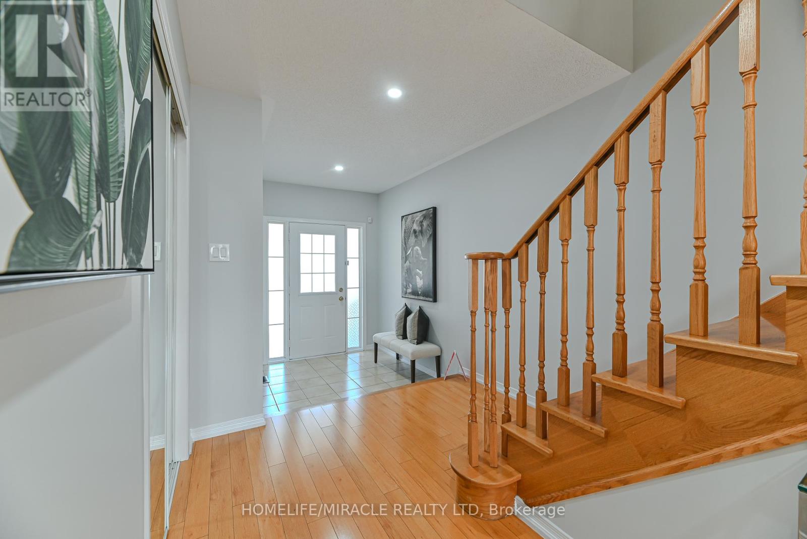 Photo 6 of 102 Delport Close, Brampton ON