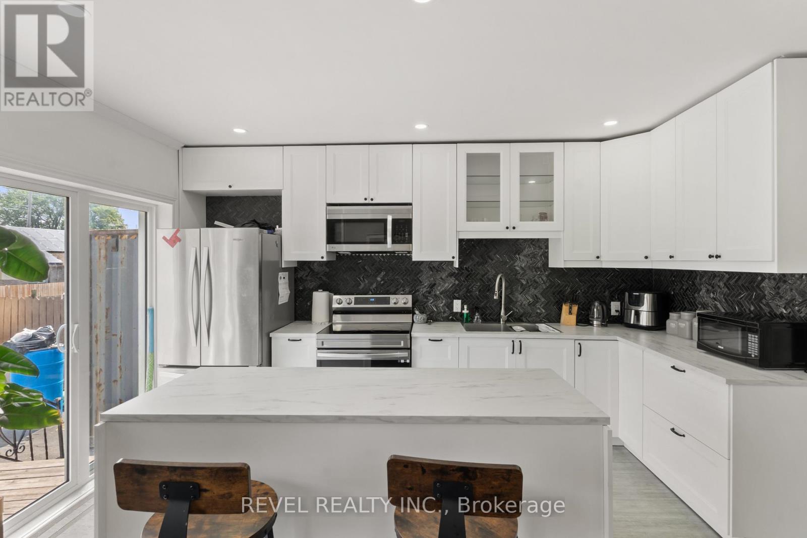 Photo 15 of 325 Ritson Road S, Oshawa ON