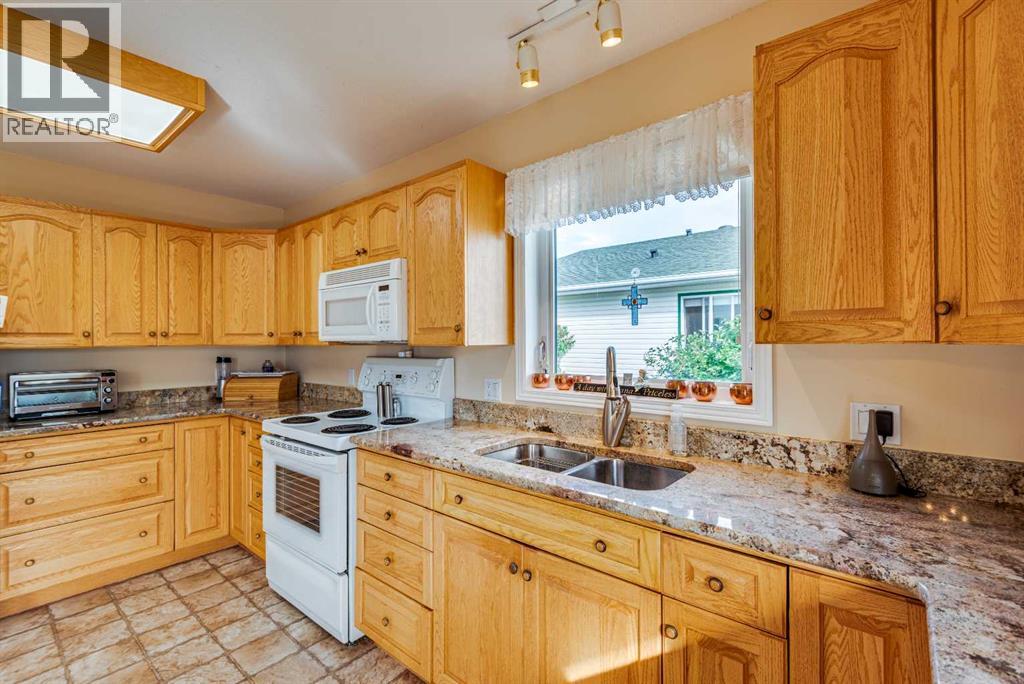 Photo 13 of 241 11 Street, Three Hills AB