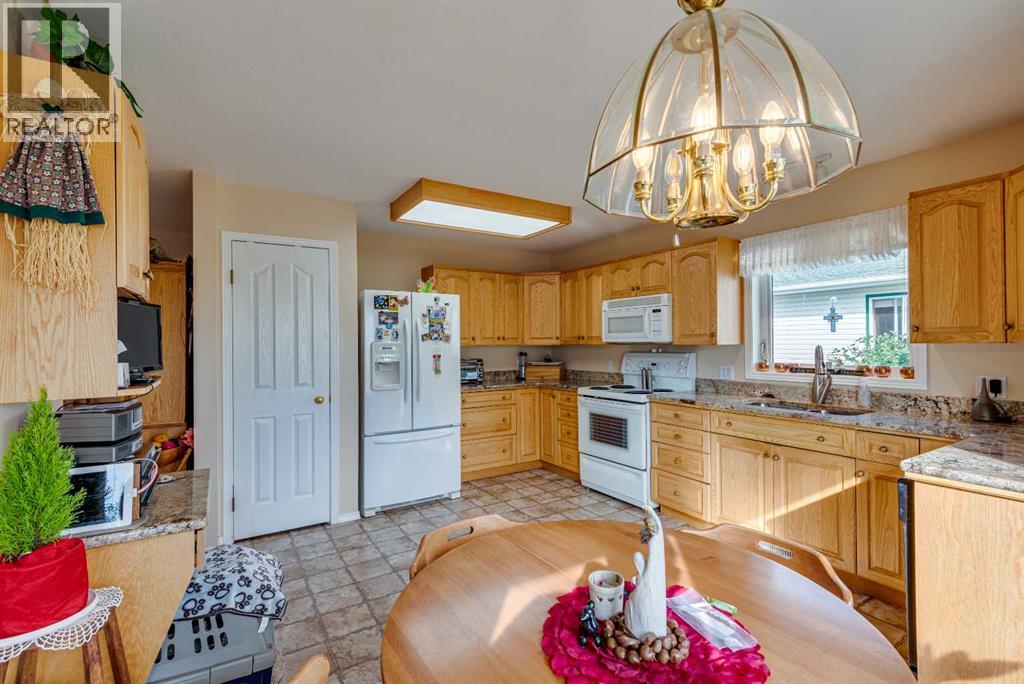 Photo 14 of 241 11 Street, Three Hills AB