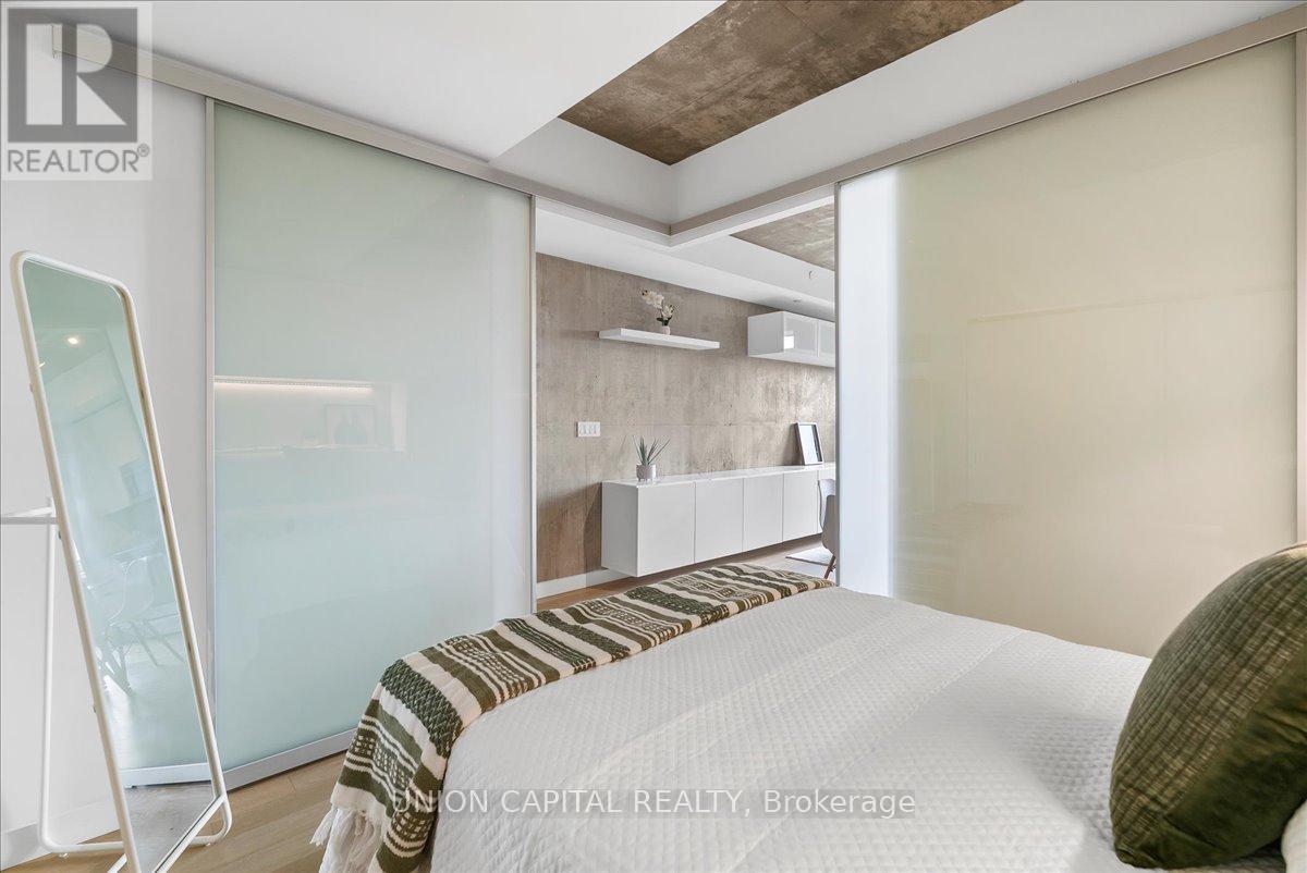 Photo 2 of 505 111 Bathurst Street, Toronto ON