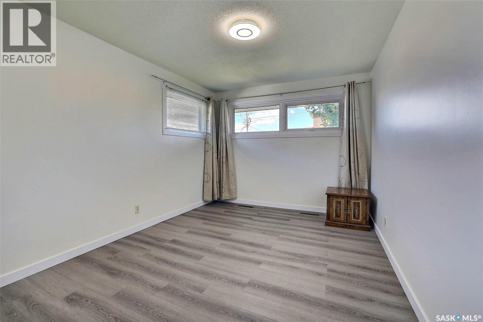 Photo 11 of 901 17th Avenue E, Regina SK