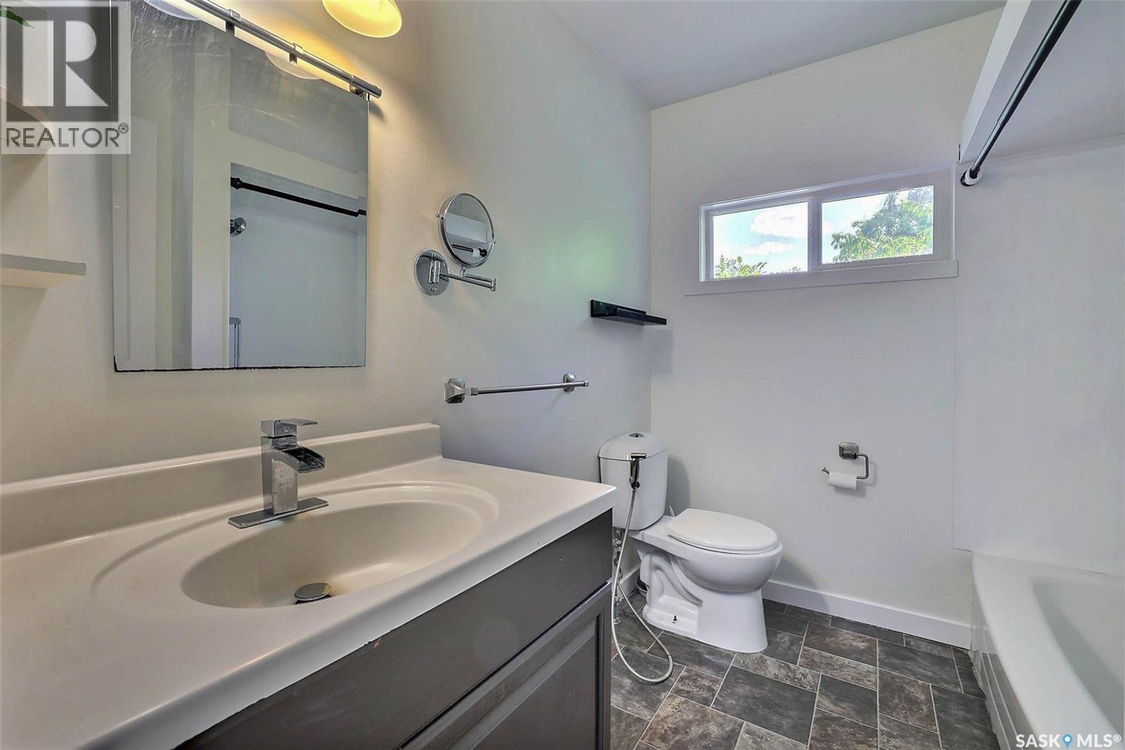 Photo 17 of 901 17th Avenue E, Regina SK