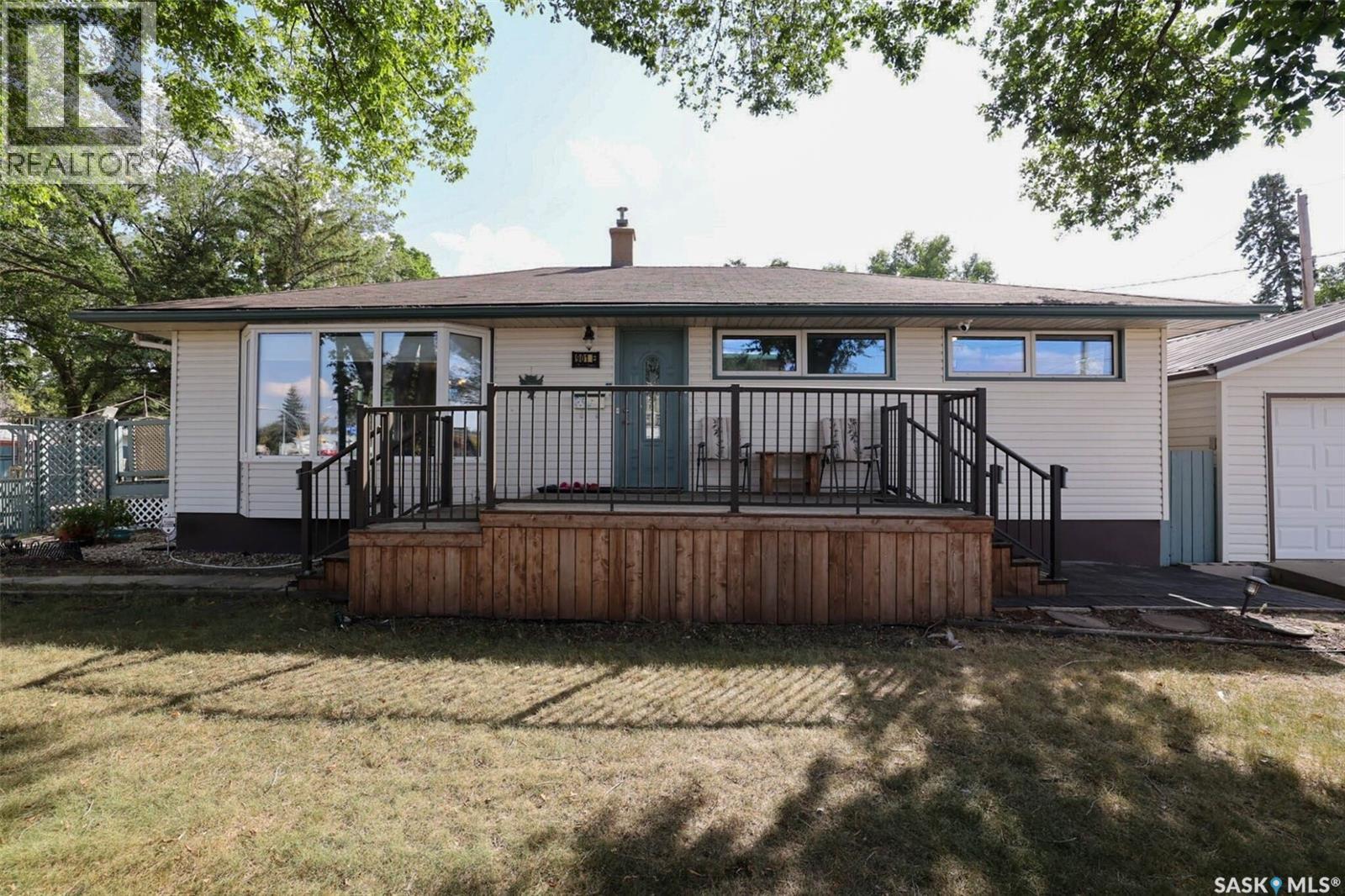 Photo 2 of 901 17th Avenue E, Regina SK