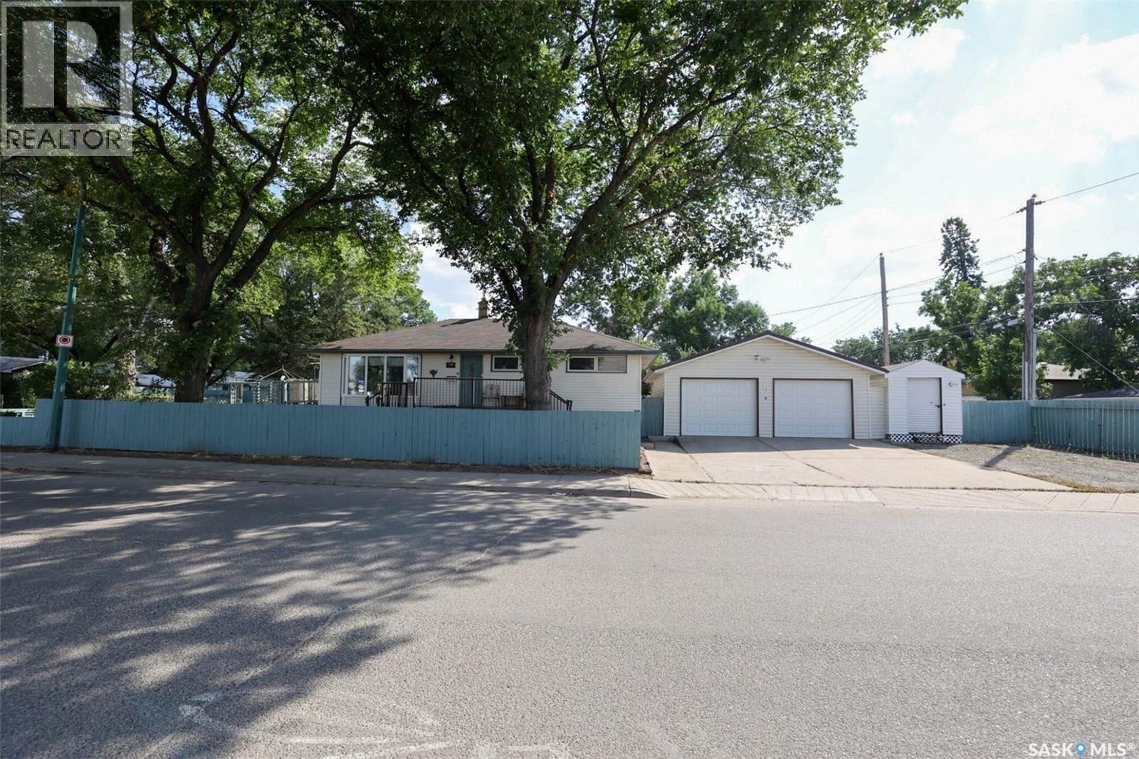 Photo 3 of 901 17th Avenue E, Regina SK