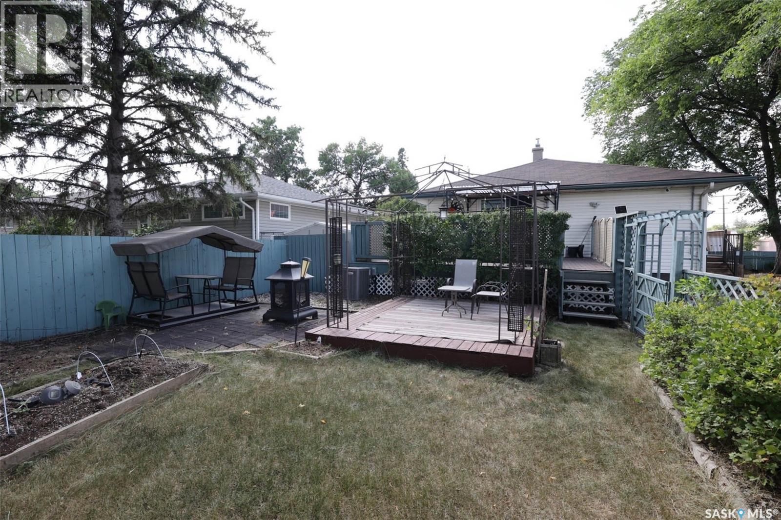 Photo 32 of 901 17th Avenue E, Regina SK