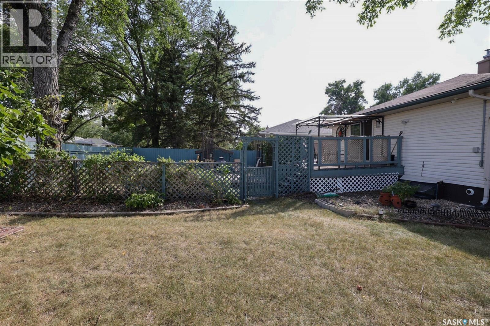 Photo 34 of 901 17th Avenue E, Regina SK