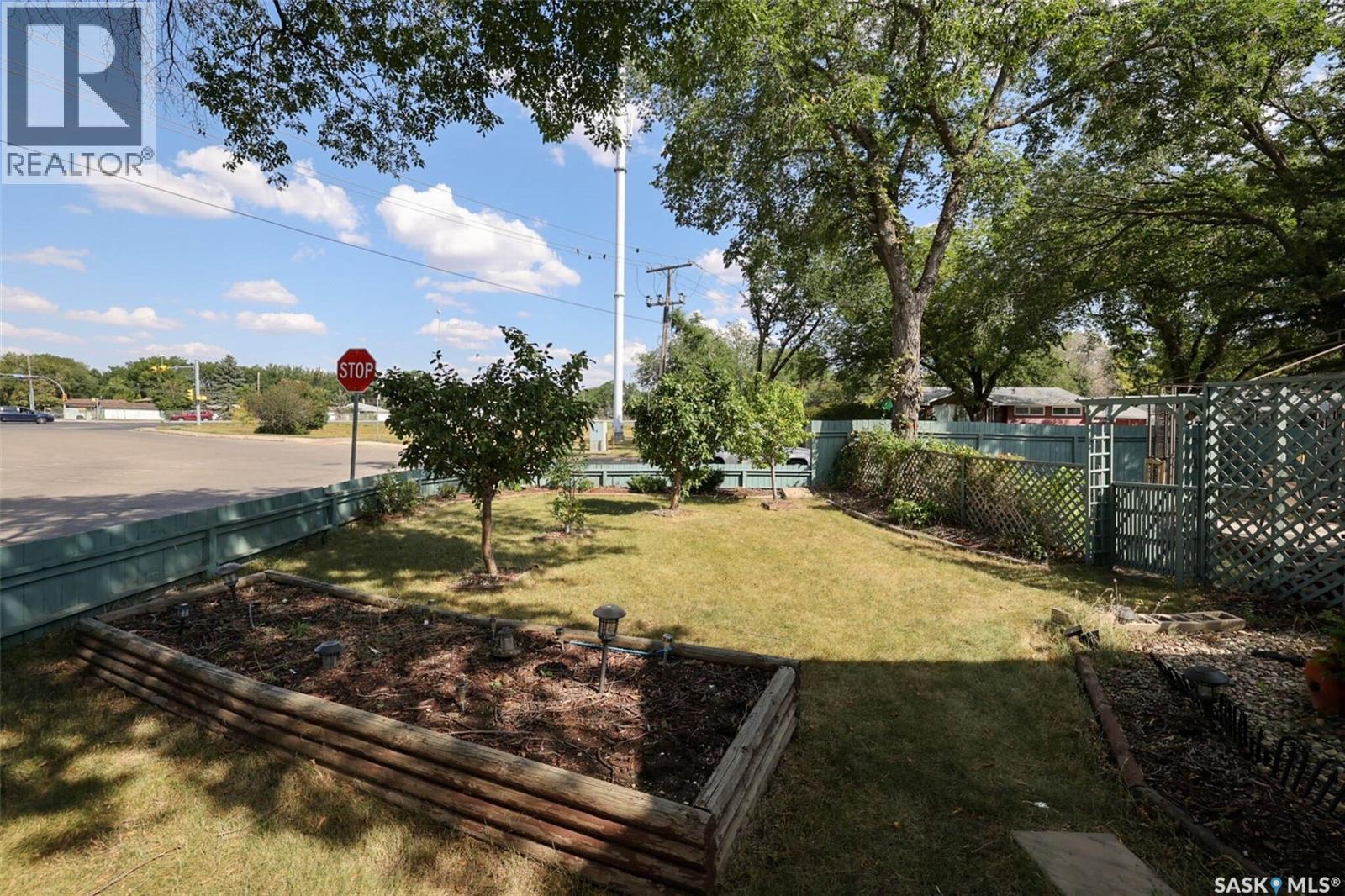 Photo 35 of 901 17th Avenue E, Regina SK