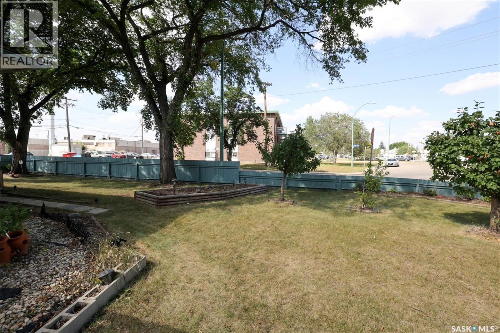 Photo 36 of 901 17th Avenue E, Regina SK