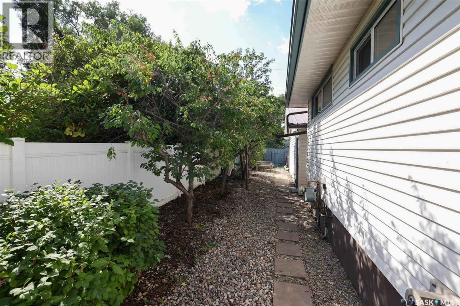 Photo 38 of 901 17th Avenue E, Regina SK