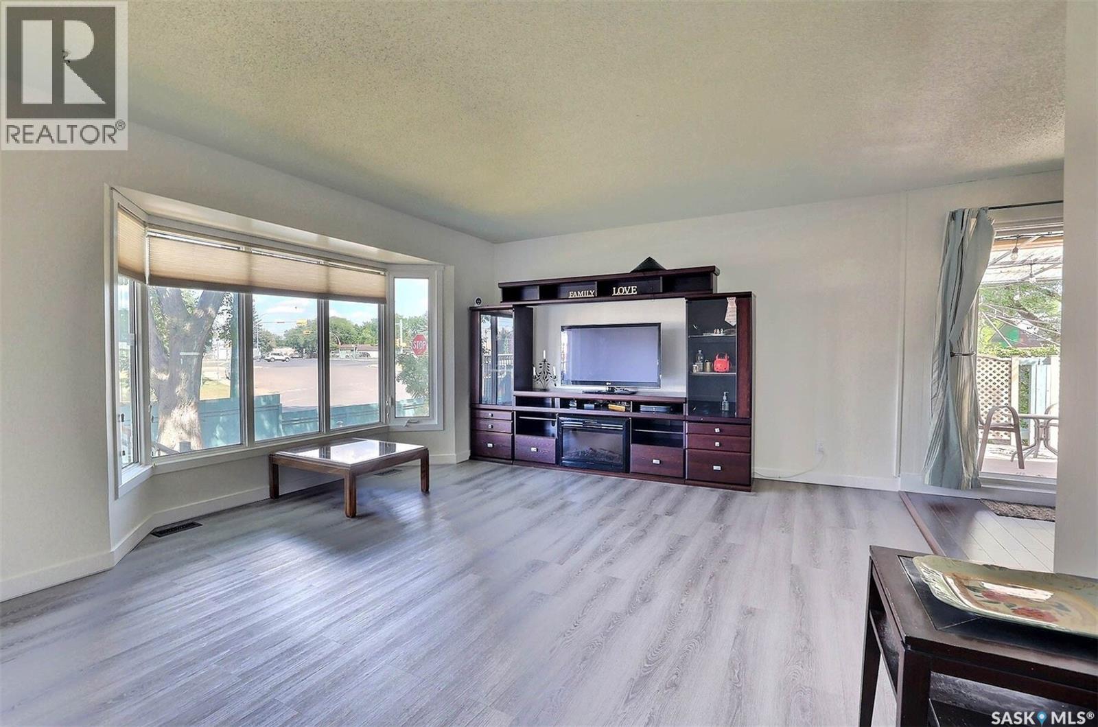 Photo 4 of 901 17th Avenue E, Regina SK