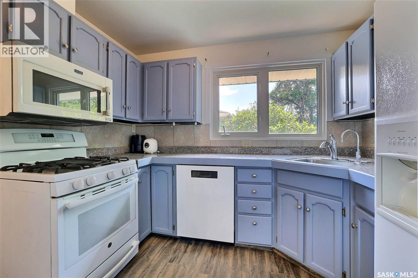 Photo 8 of 901 17th Avenue E, Regina SK