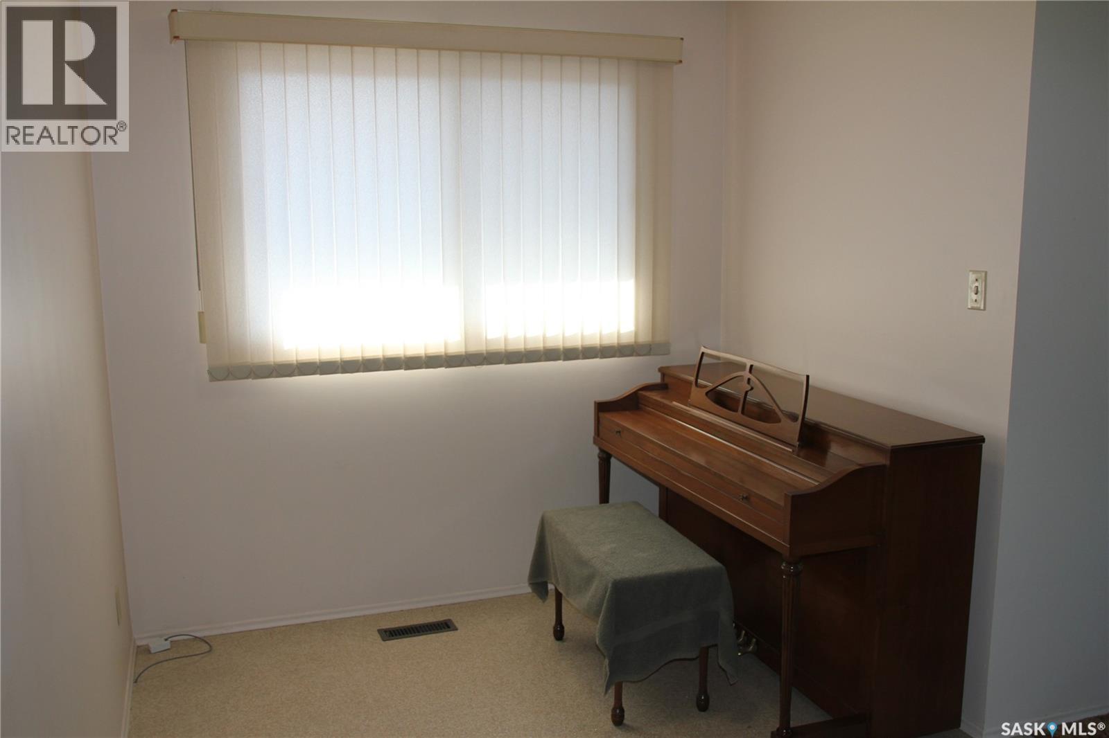 Photo 33 of 302 Markwell Drive, Regina SK