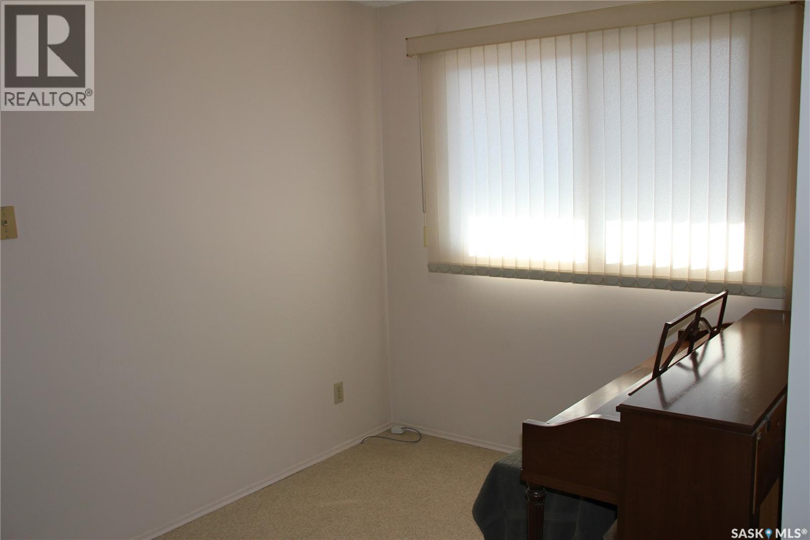 Photo 11 of 302 Markwell Drive, Regina SK