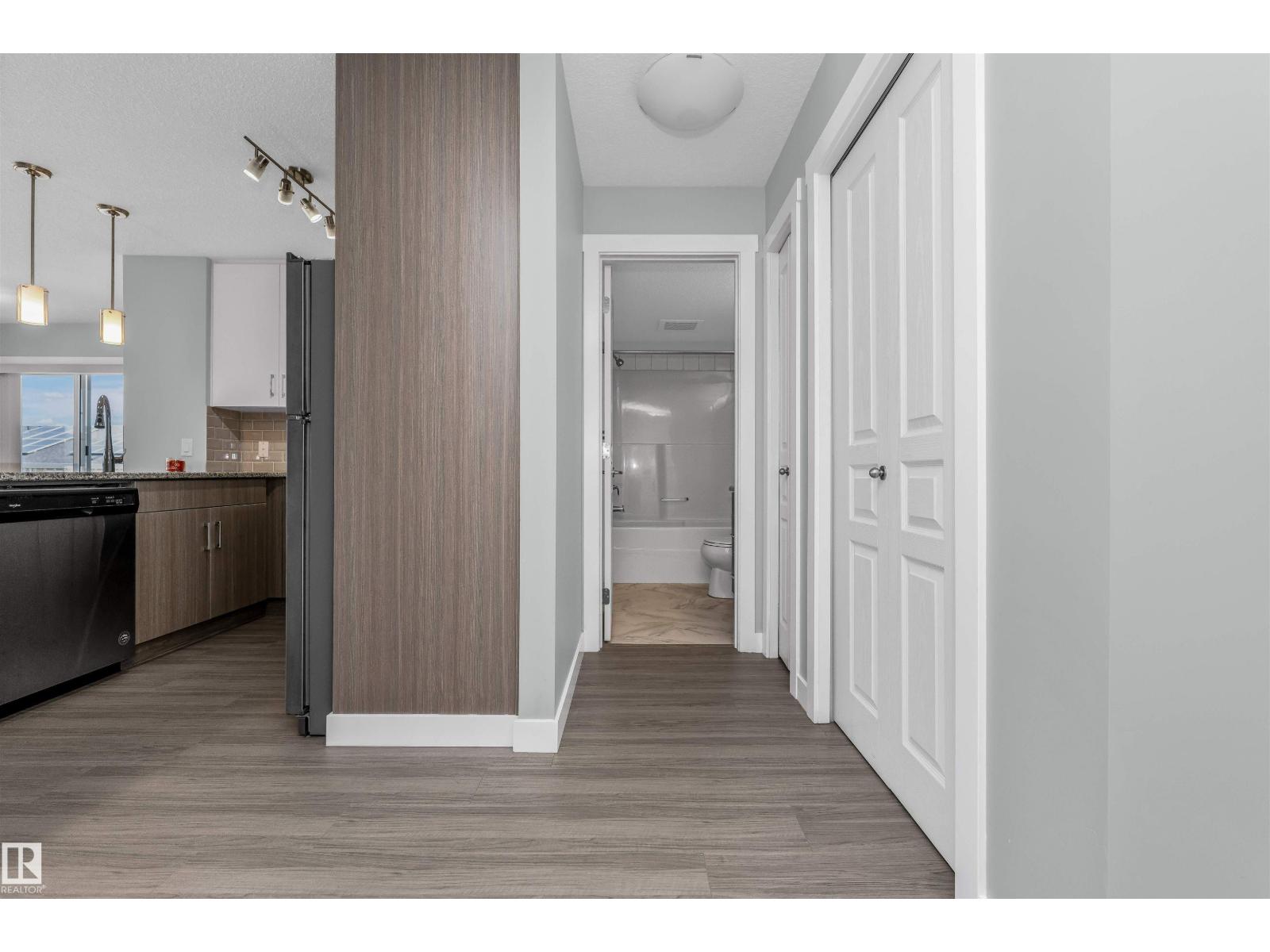 Photo 10 of 301 3670 139 Av Nw, Edmonton AB