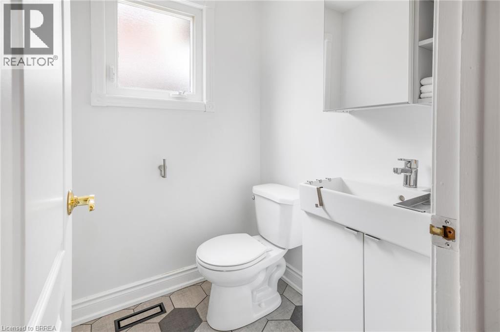 Photo 11 of 26 Dundalk Crescent, Brampton ON