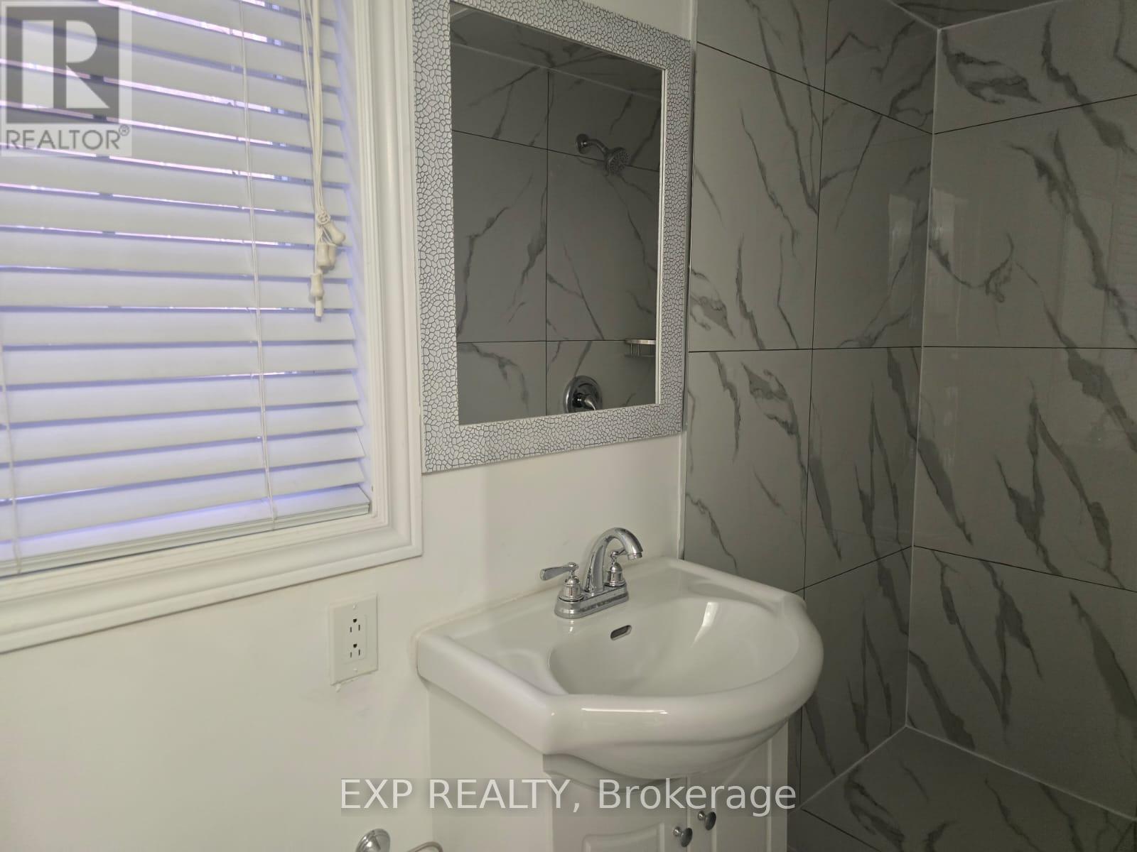 Photo 9 of Unit B 50 Farooq Boulevard N, Vaughan ON