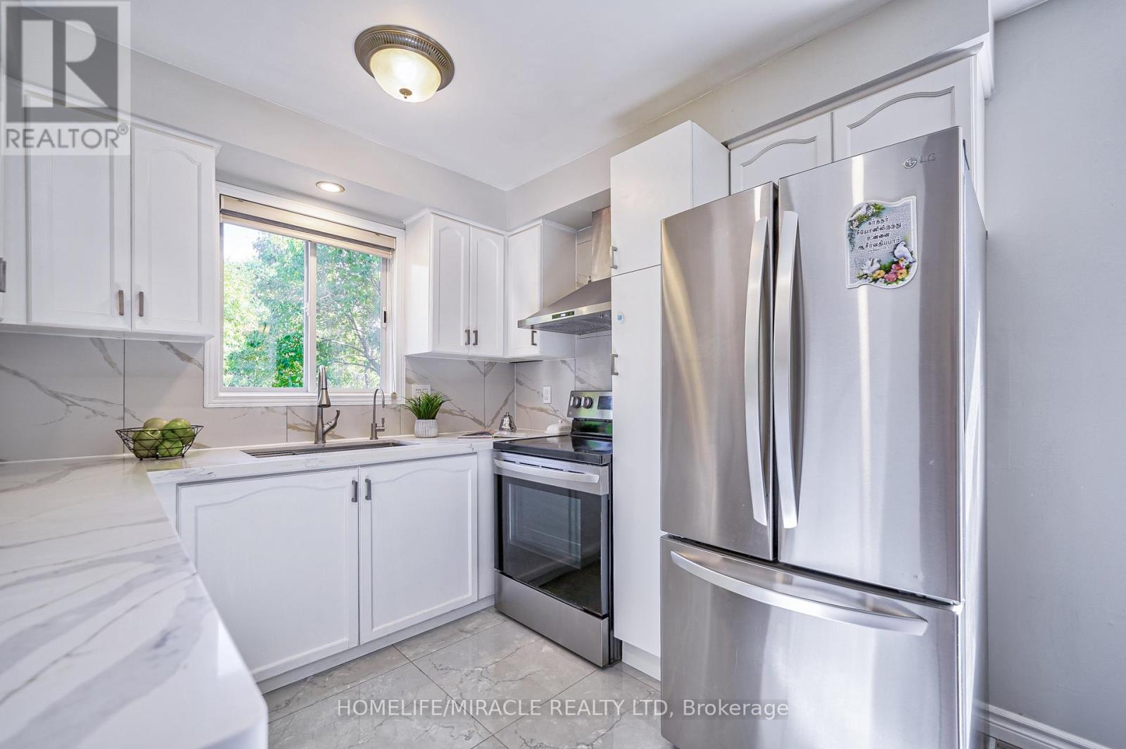 Photo 11 of 131 Poplar Drive, Cambridge ON