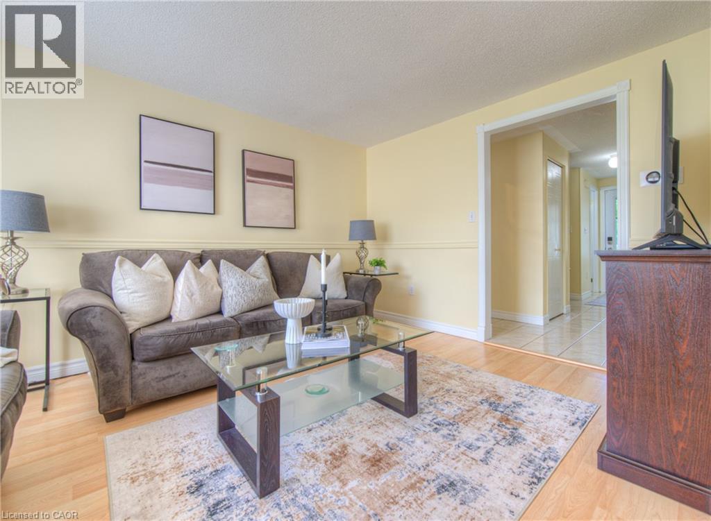 Photo 8 of 985 Elgin Street N, Cambridge ON